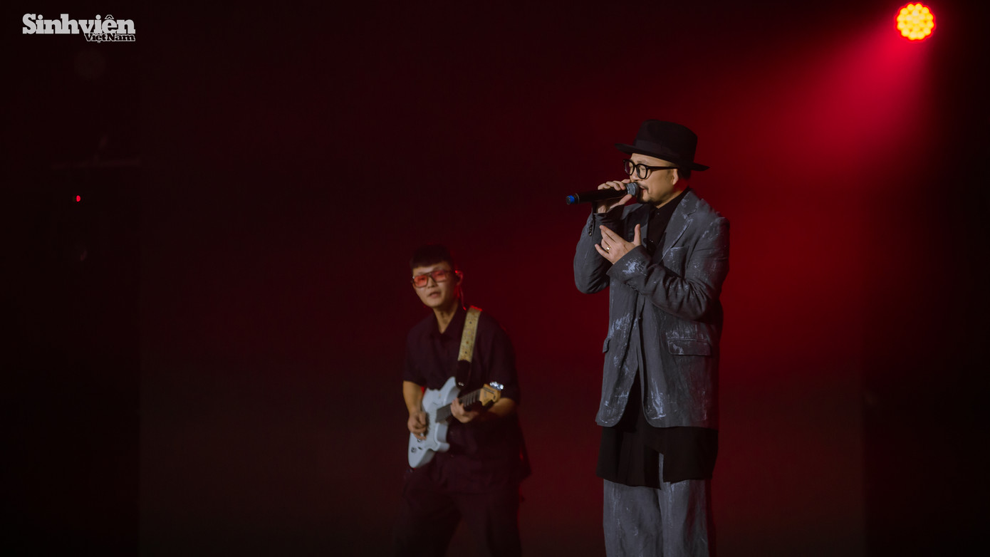 &apos;Anh tài&apos; Hà Lê quay trở lại Dốc Mộng Mơ với ca khúc Nằm mơ giữa ban ngày, Sống như những đoá hoa...