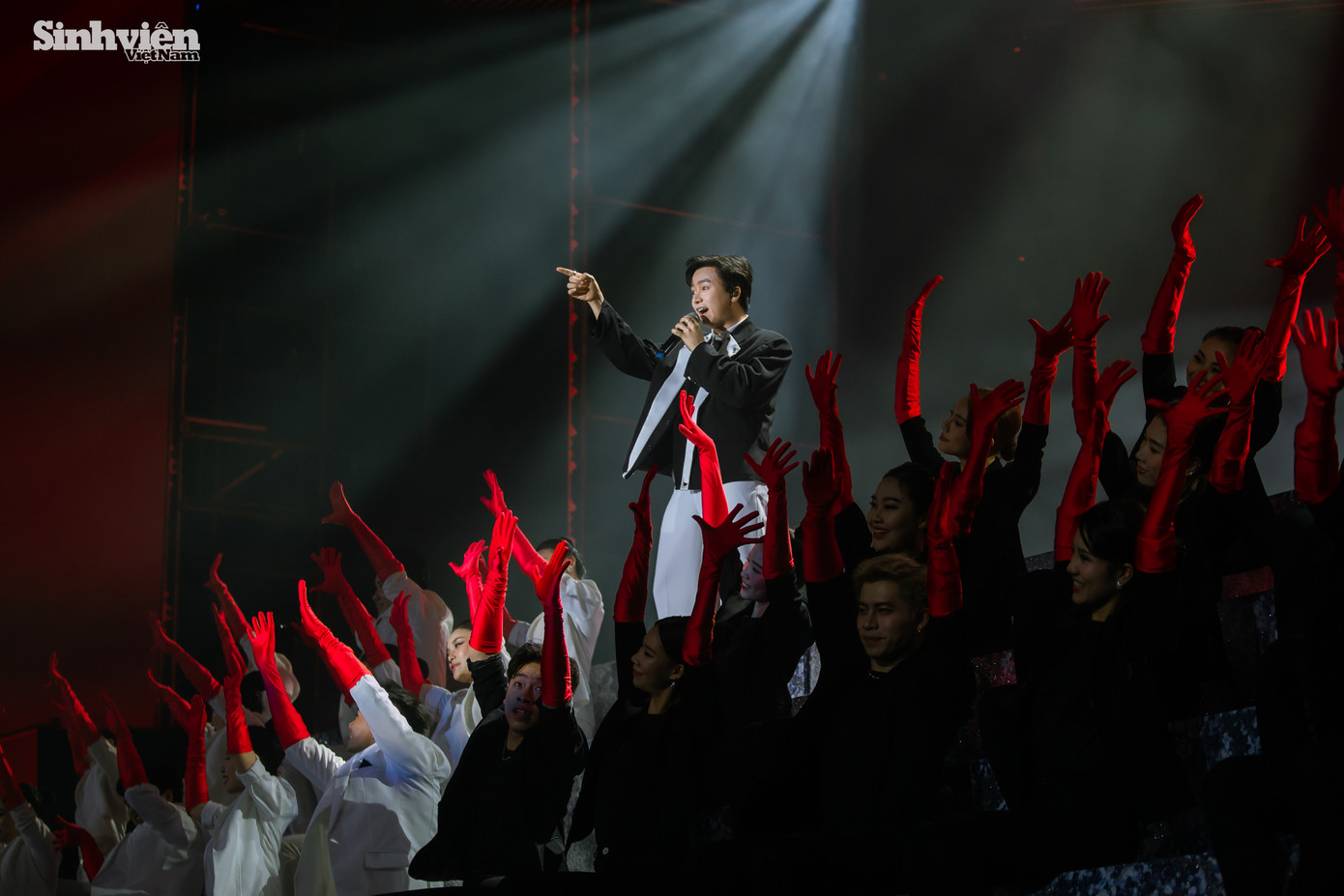 Bùi Công Nam mang ca khúc Tiến hay lùi đến liveshow, kết hợp dàn vũ đạo, hiệu ứng độc đáo.