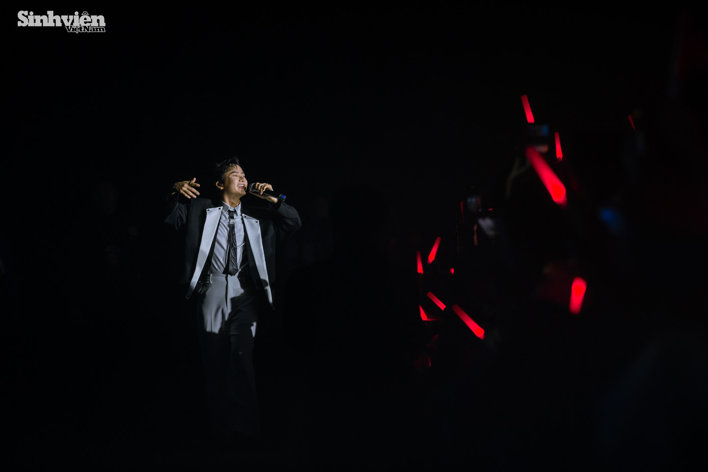 Bùi Công Nam đem đến cho khán giả bữa tiệc cảm xúc, nam ca sĩ cũng dành nhiều thời gian giao lưu cùng người hâm mộ, anh chia sẻ tại liveshow rằng: &quot;Anh có cảm giác như đi diễn ở Anh trai vượt ngàn chông gai.&quot;