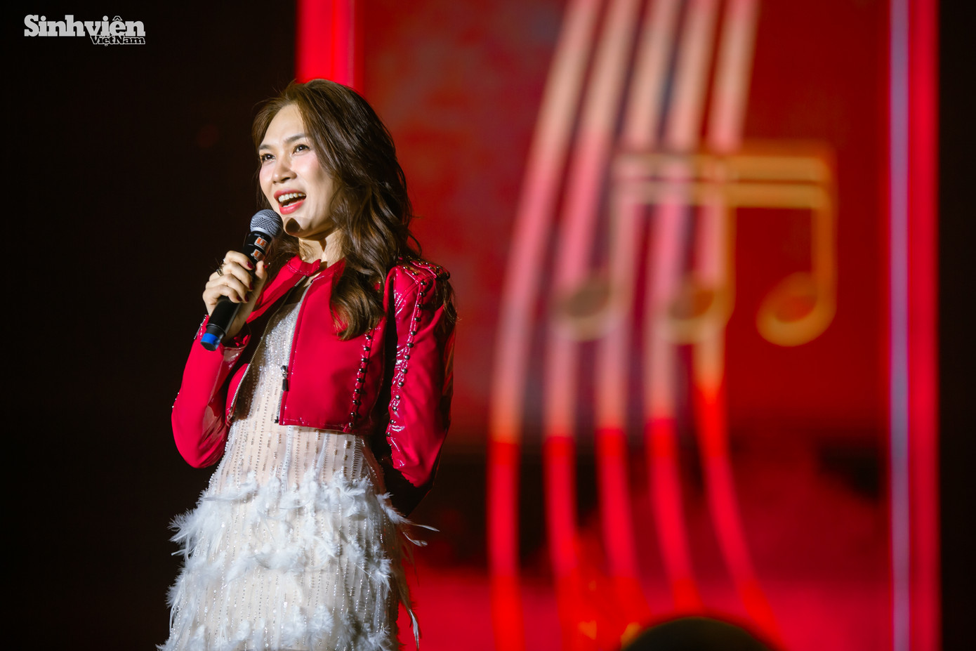 Ngôi sao hạng S mang tới đêm nhạc màn trình diễn đầy bất ngờ với nhiều cung bậc cảm xúc với các ca khúc gắn liền với tên tuổi của &quot;hoạ mi tóc nâu&quot;.