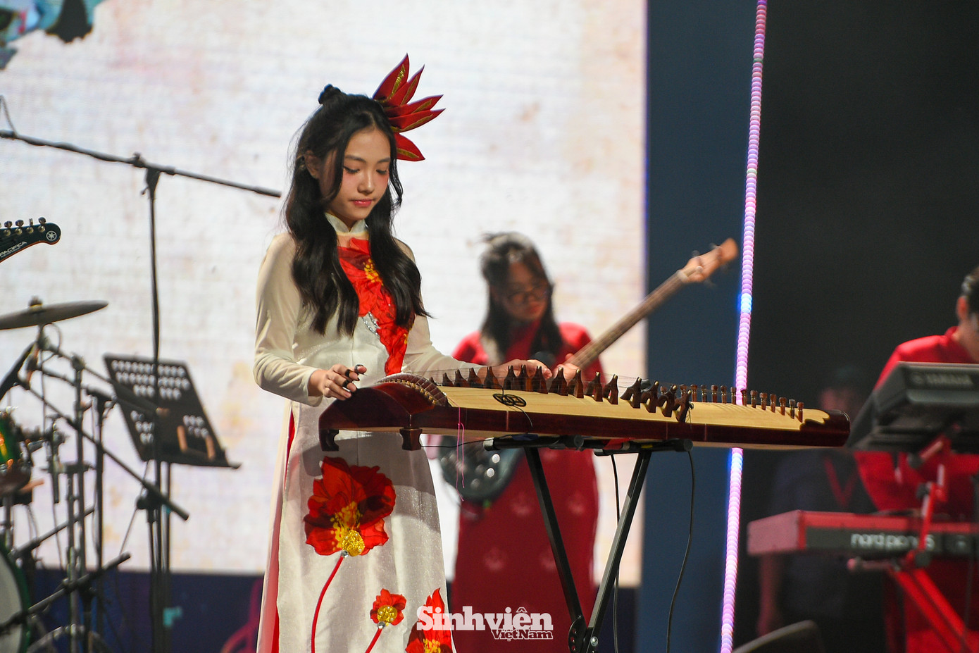 Điểm nhấn đặc biệt làm nên sức hút của các tiết mục chính là sự hòa quyện độc đáo giữa âm nhạc truyền thống và âm nhạc hiện đại. Sự kết hợp nhuần nhuyễn, đầy tinh tế giữa các nhạc cụ dân tộc quen thuộc như đàn bầu, đàn tranh, đàn nhị, đàn đá với âm nhạc điện tử sôi động, hiện đại đã tạo nên những màn trình diễn thực sự ấn tượng và khác biệt, mang đến trải nghiệm âm nhạc mới lạ, đầy cảm xúc cho đông đảo khán giả theo dõi.