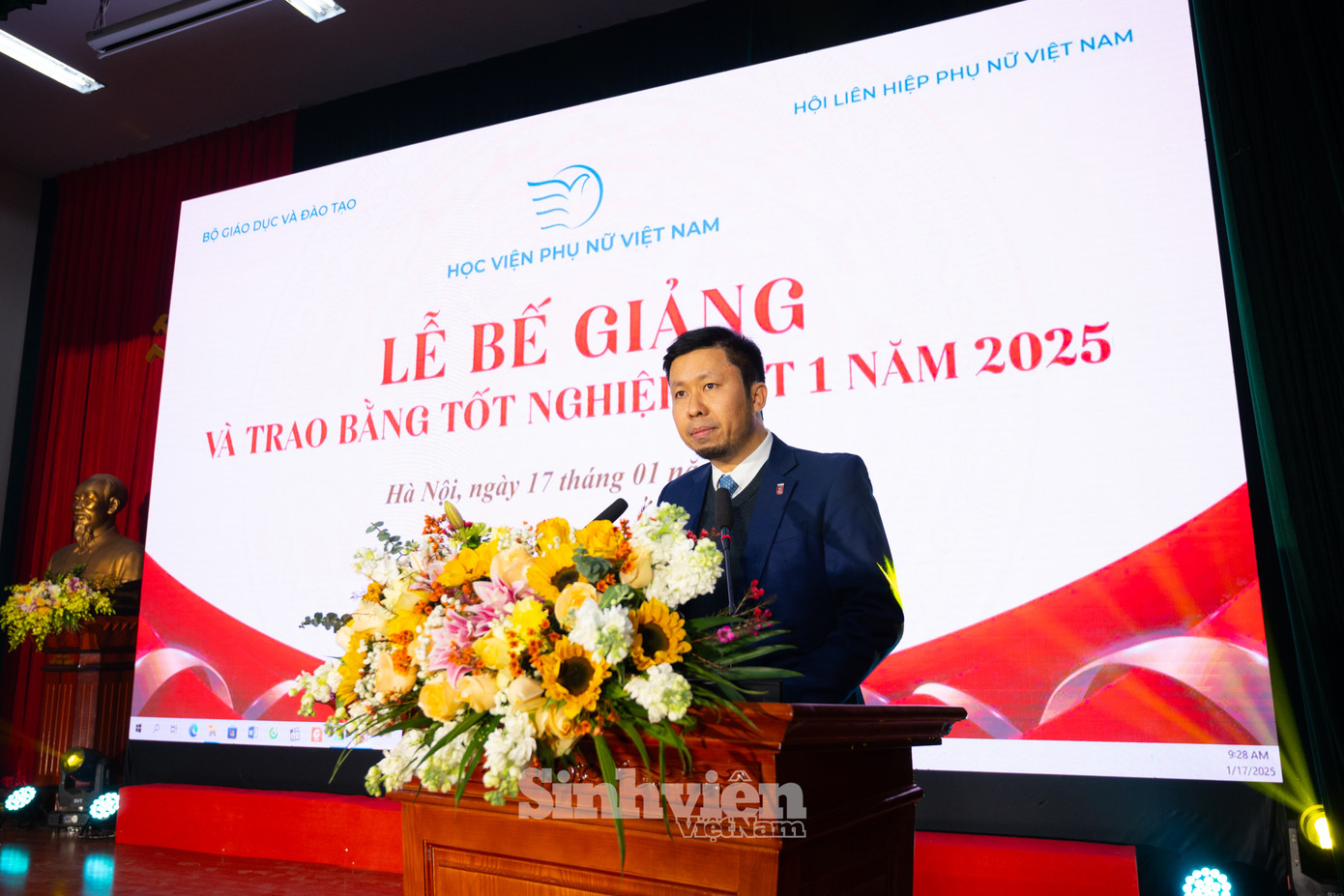 NCS Bùi Gia Huân - Trưởng phòng CTSV công bố quyết định khen thưởng cho các sinh viên xuất sắc. Tại lễ trao bằng tốt nghiệp đợt 1, Học viện Phụ nữ Việt Nam có 10 sinh viên tốt nghiệp loại xuất sắc, 47 sinh viên tốt nghiệp loại giỏi.