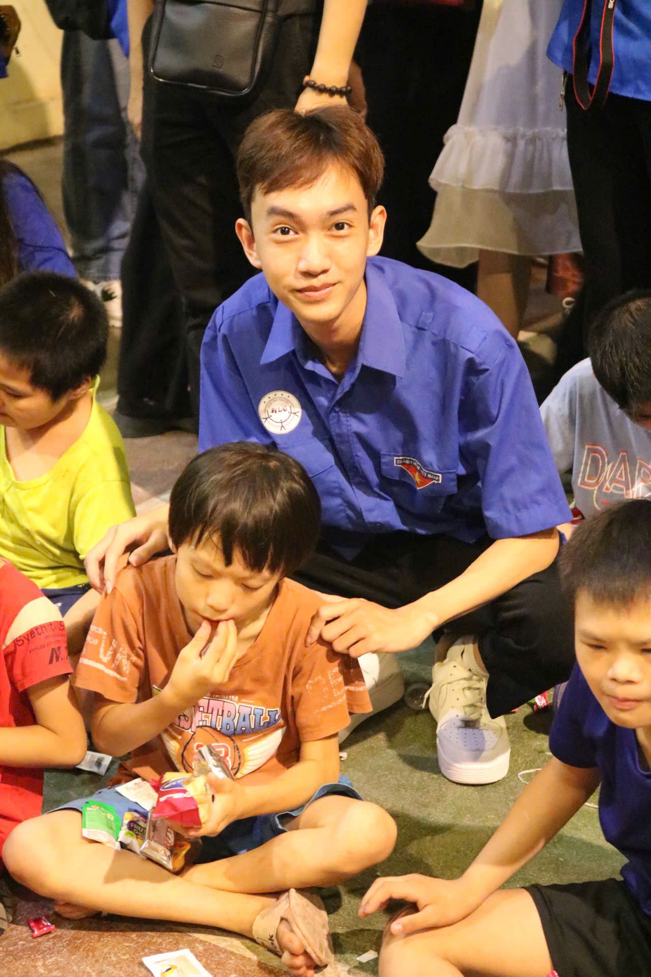 Trung Kiên tại hoạt động trung thu cho em - tại trung tâm nuôi dưỡng trẻ khuyết tật.