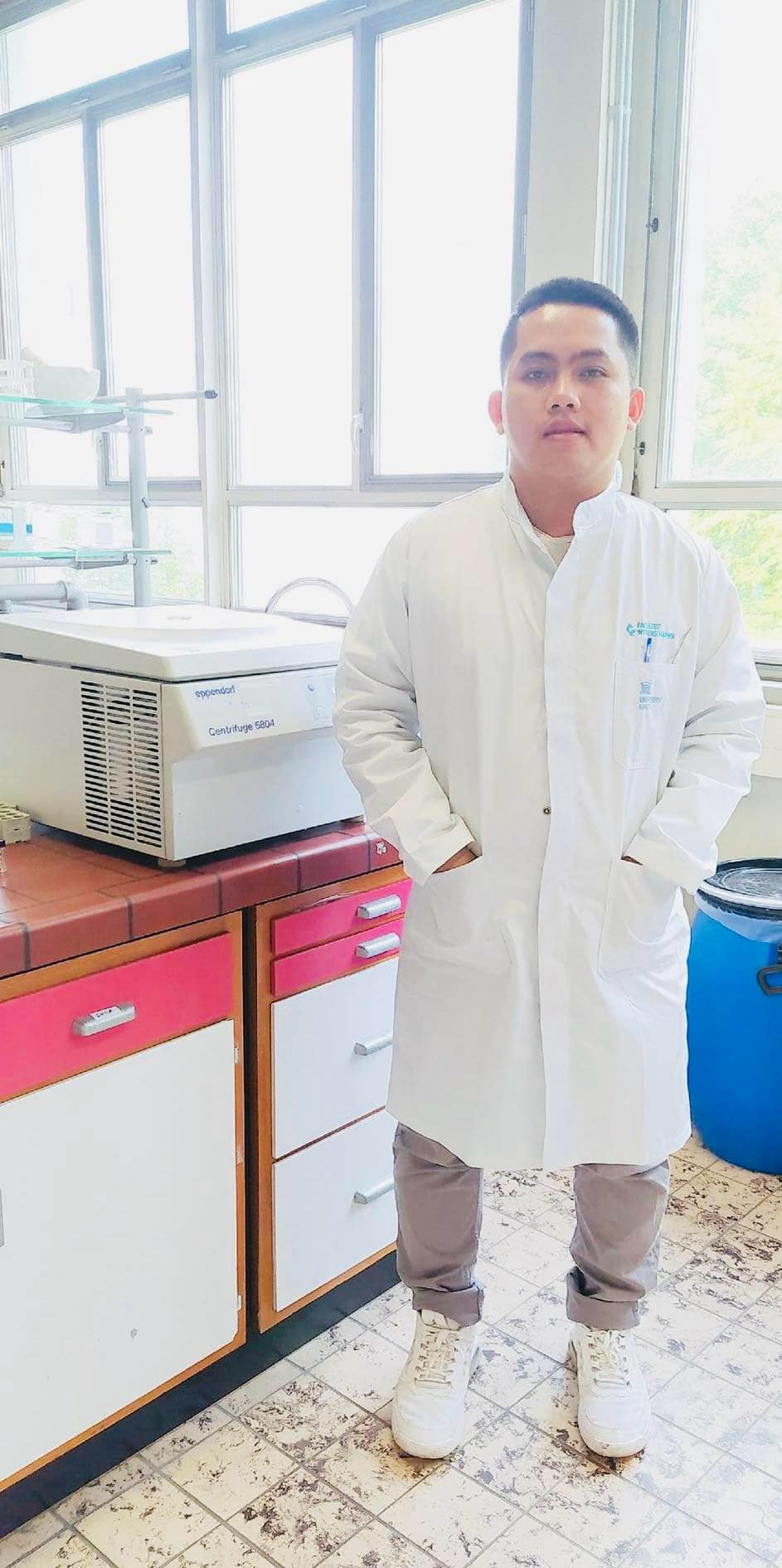 Nam du học sinh làm thí nghiệm tại phòng thí nghiệm về cấu trúc Nano ( đại học Ghent, Bỉ). Nam du học sinh làm thí nghiệm tại phòng thí nghiệm về cấu trúc Nano ( đại học Ghent, Bỉ).