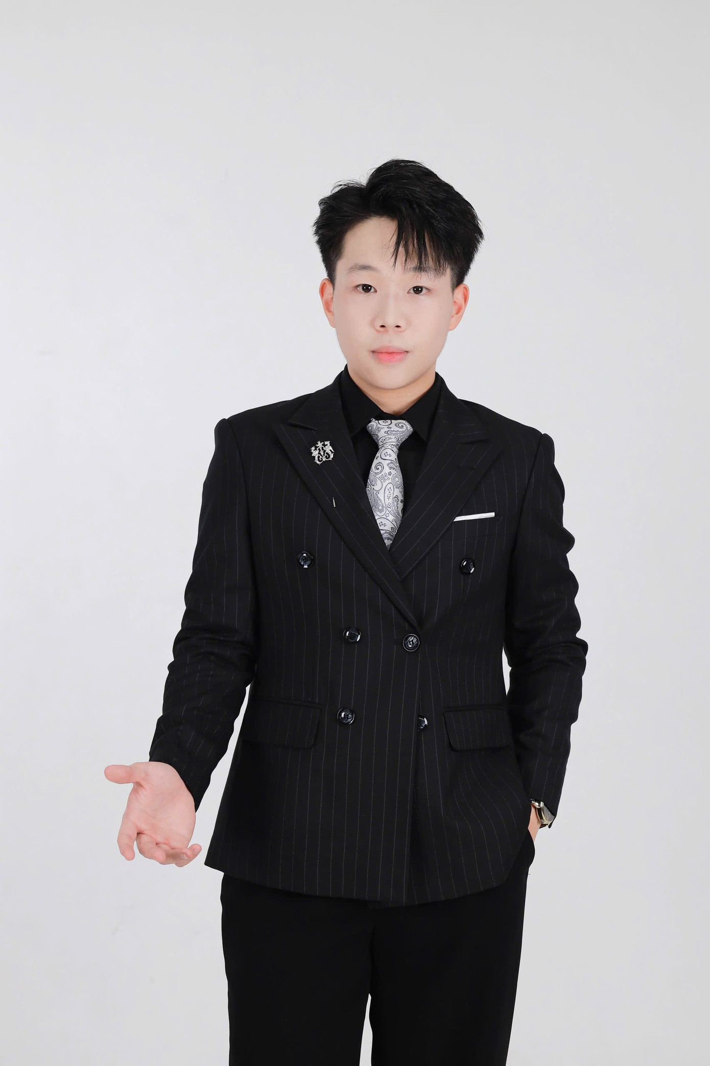 Với Hoàng Tú, việc đối mặt và vượt qua những định kiến nằm ở chính sự chủ động: “Chỉ cần mình dám nghĩ, dám làm, dám thực hiện”.