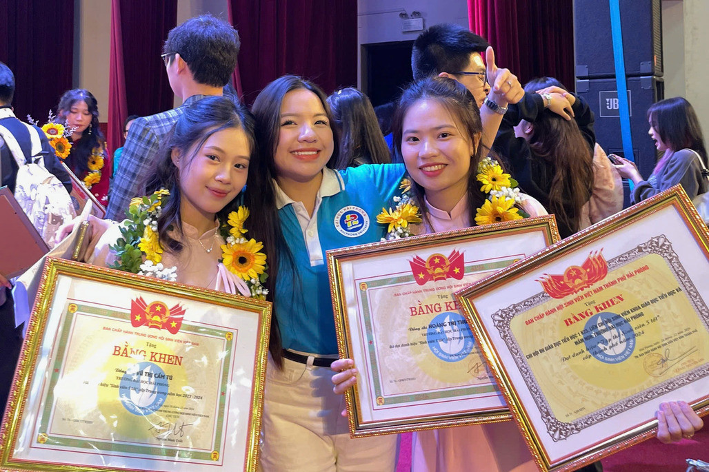 Cẩm Tú cùng Ban Chủ nhiệm CLB Sinh viên 5 tốt Trường Đại học Hải Phòng. Cẩm Tú cùng Ban Chủ nhiệm CLB Sinh viên 5 tốt Trường Đại học Hải Phòng.