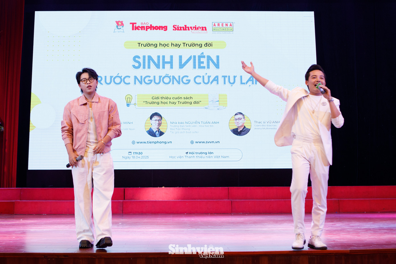 Hai ca sĩ nhanh chóng khuấy động không khí hội trường, làm chủ sân khấu.