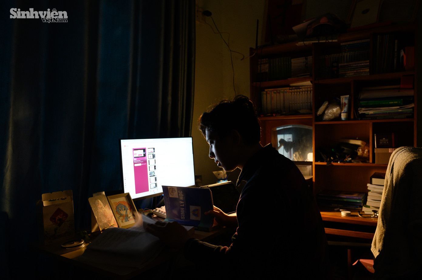 Khoảng thời gian còn lại trong ngày, Đức tiếp tục chong đèn học tập.