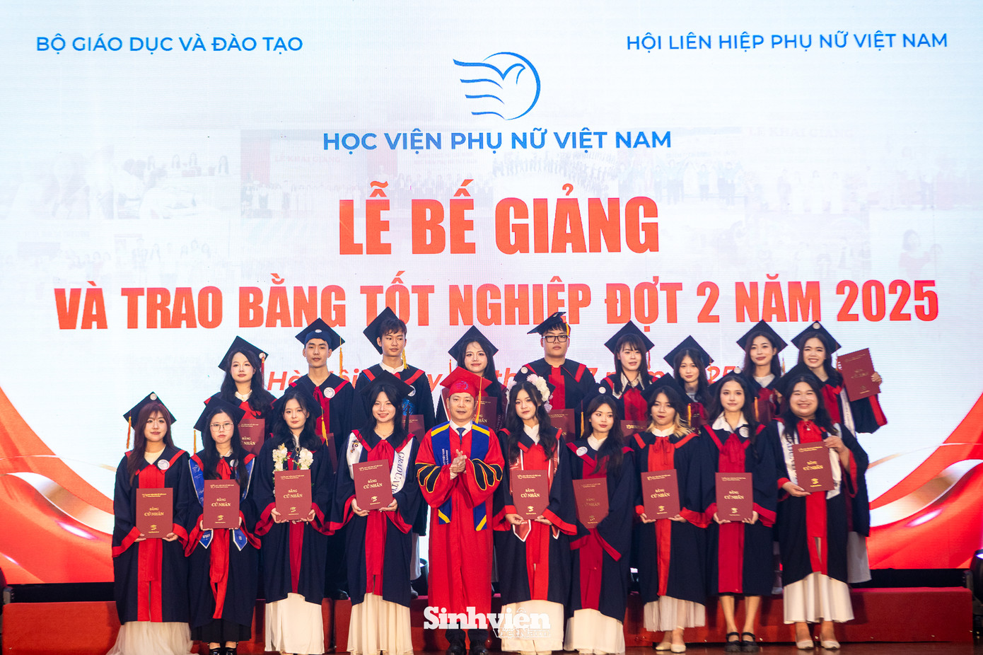 Phó Chủ tịch Hội LHPN Việt Nam Trần Lan Phương và PGS. TS Trần Quang Tiến - Giám đốc Học viện trao bằng tốt nghiệp cho các tân thạc sĩ, cử nhân.