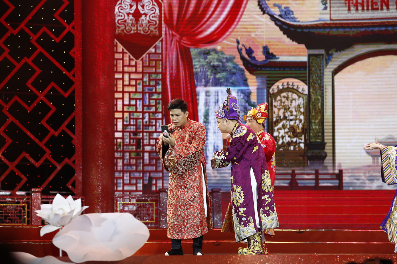 Các gương mặt quen thuộc như Duy Nam, Hà Trung, Thanh Hương... tiếp tục thổi làn gió mới vào Táo Quân 2025.