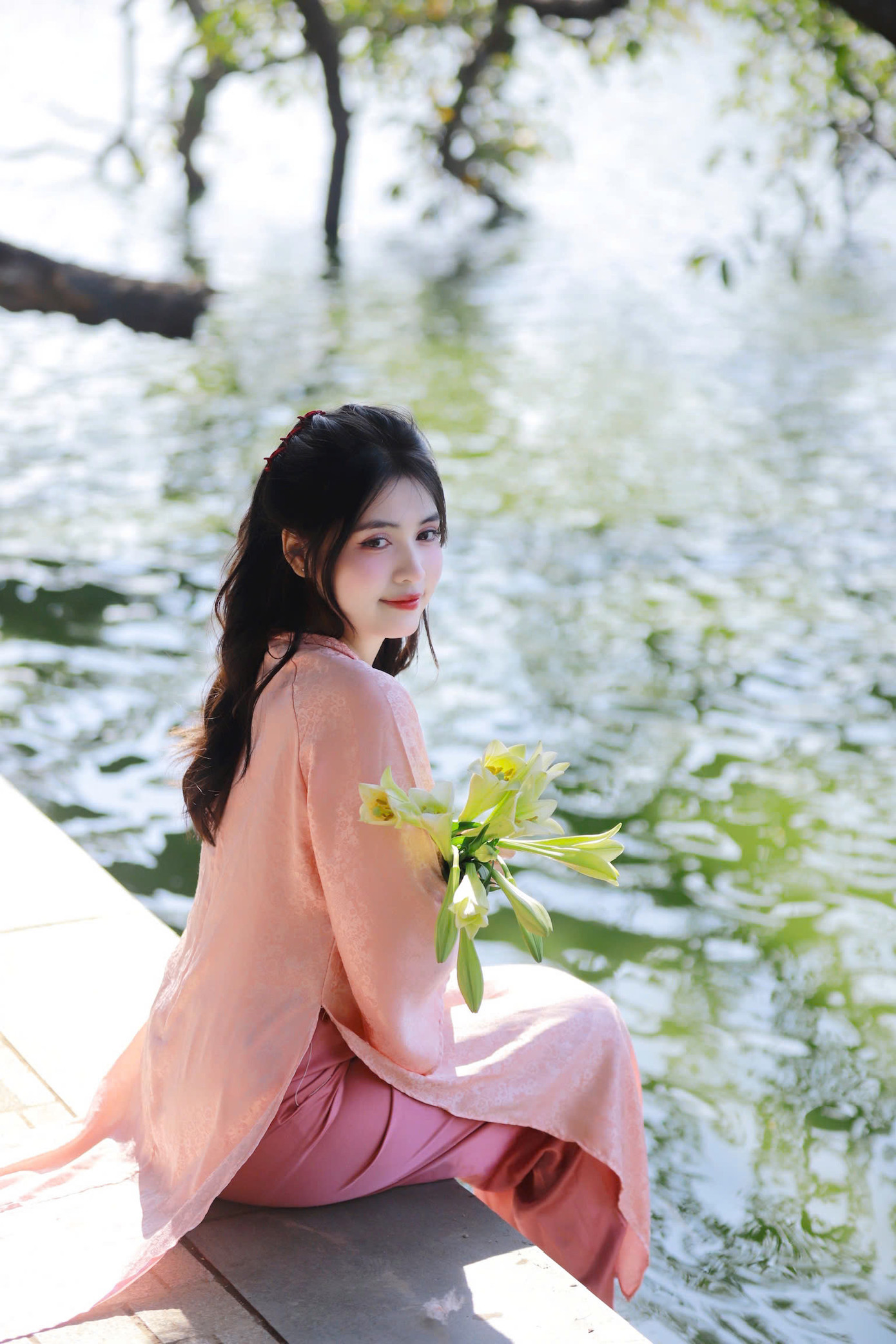 Với bộ áo dài hồng gấm, Hải Yến tỏa sáng trong khoảnh khắc đón xuân, thể hiện sự duyên dáng và nét đẹp thanh lịch của người con gái Việt.