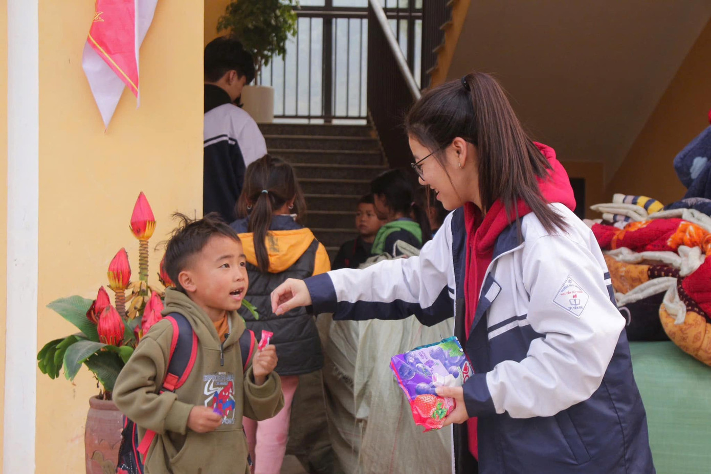 Học sinh Chuyên Nguyễn Tất Thành vui cùng các em nhỏ tại Nà Hẩu.