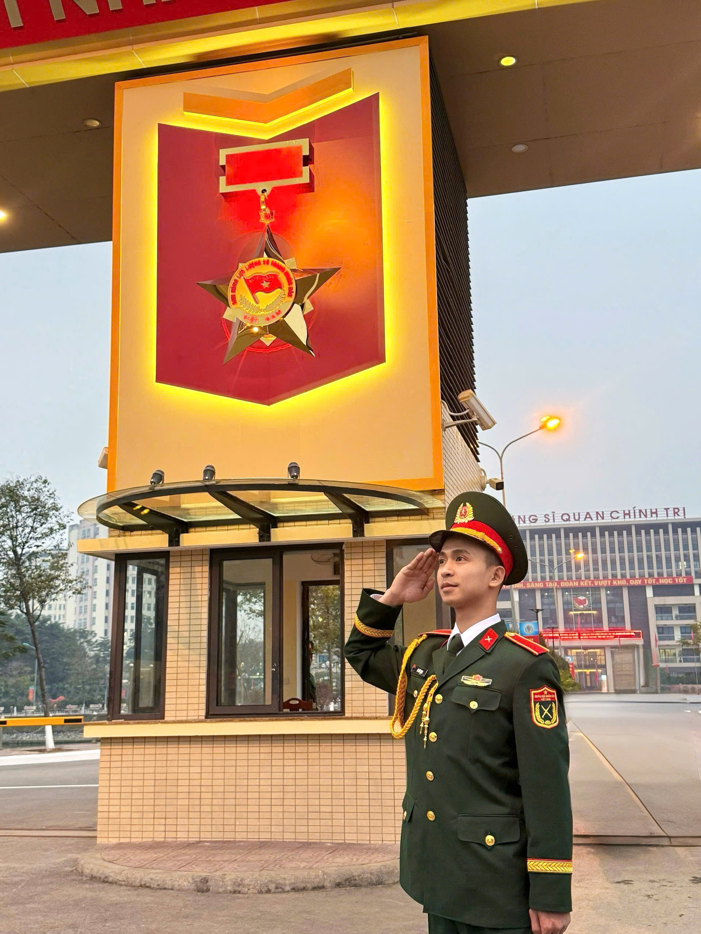 Lê Viết Long (sinh năm 2000) hiện là sinh viên năm cuối Trường Sĩ quan Chính trị, chuyên ngành Xây dựng Đảng và Chính quyền Nhà nước. Lê Viết Long (sinh năm 2000) hiện là sinh viên năm cuối Trường Sĩ quan Chính trị, chuyên ngành Xây dựng Đảng và Chính quyền Nhà nước.