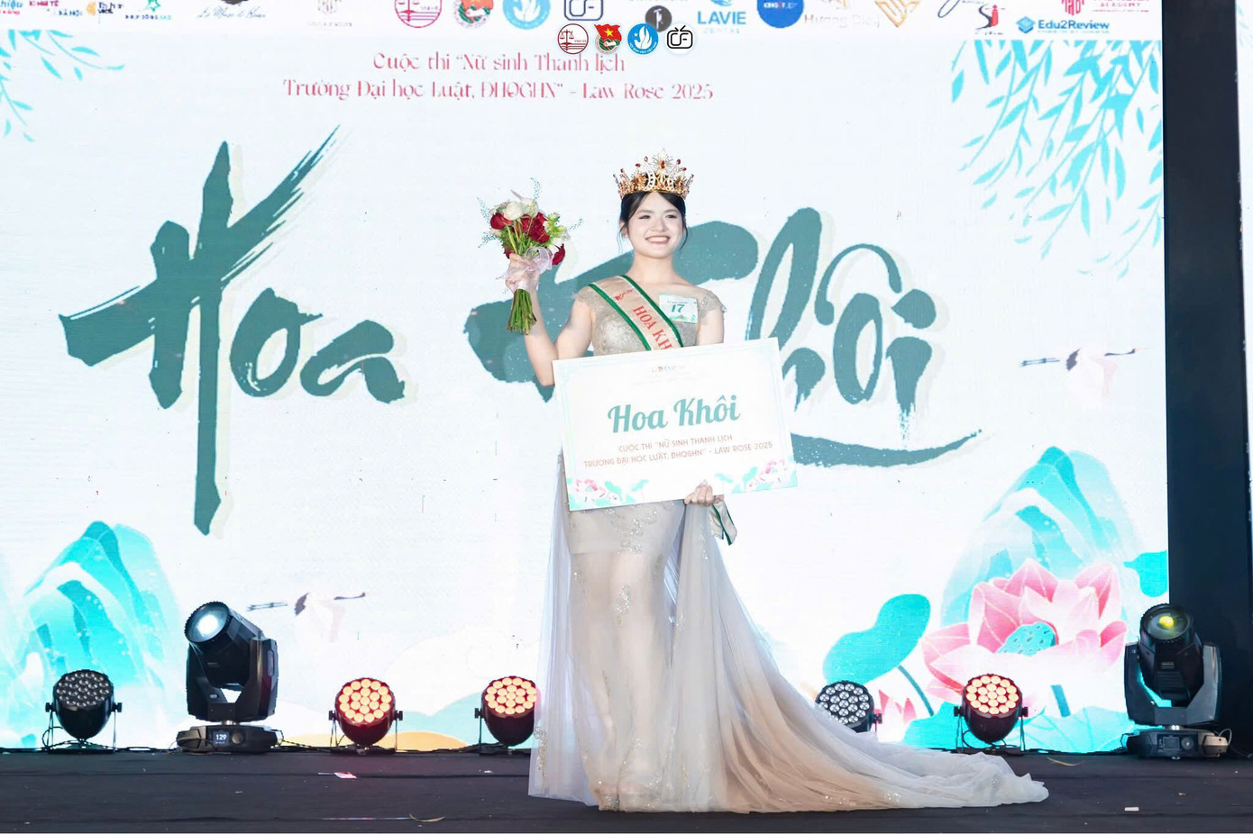 Thảo trở thành Hoa khôi trong cuộc thi Nữ sinh thanh lịch do trường tổ chức. Thảo trở thành Hoa khôi trong cuộc thi Nữ sinh thanh lịch do trường tổ chức.