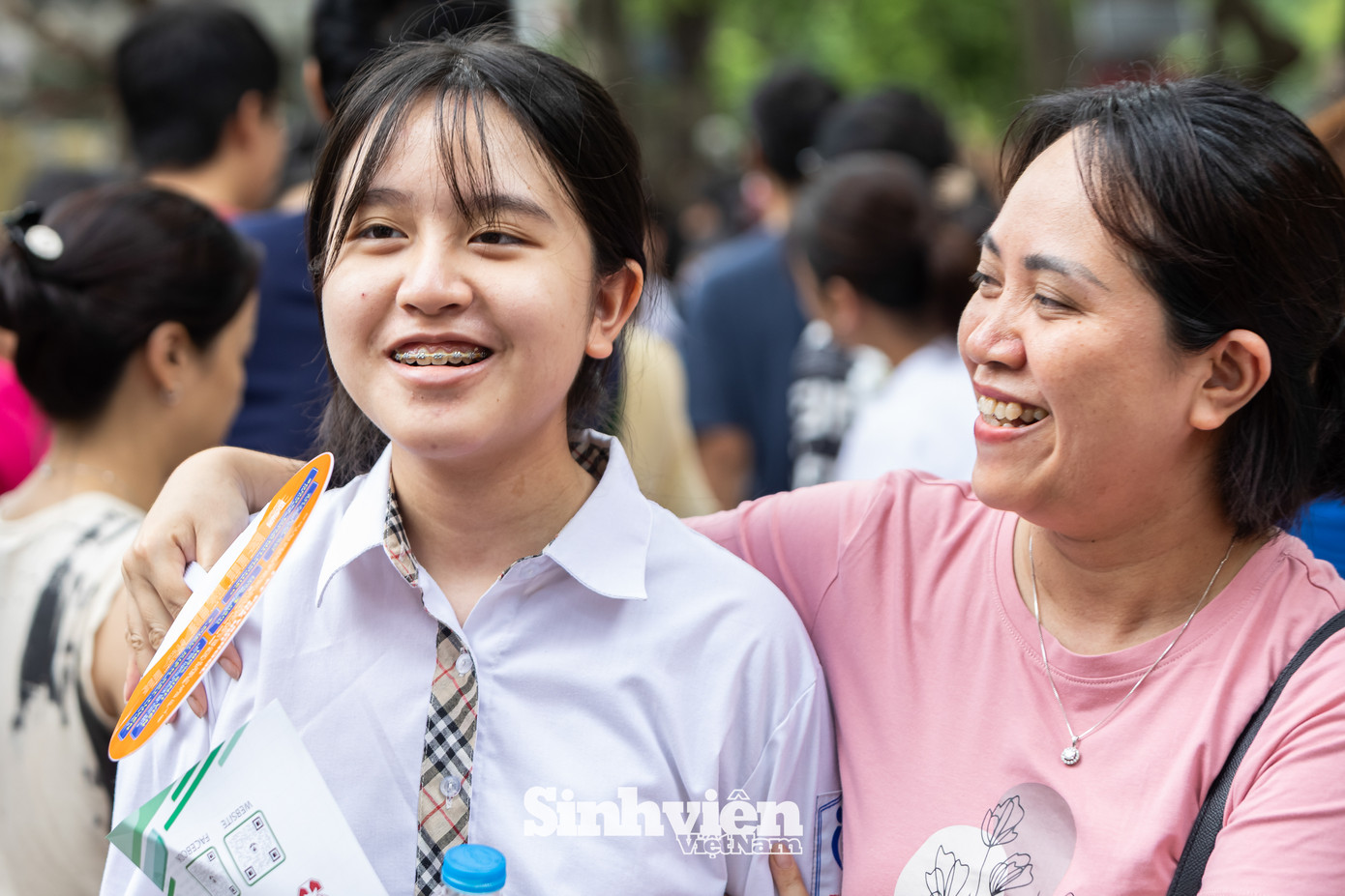 Nụ cười của các phụ huynh khi thấy con em tự tin làm được bài.