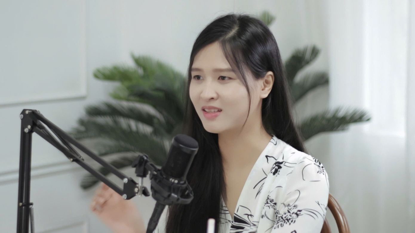 TS. Đặng Hoàng Ngân là chuyên gia Tâm lý học phát triển trẻ em và thanh thiếu niên, cô là thủ khoa tốt nghiệp ngành Tâm lý học của trường ĐH KHXH&NV – ĐHQG Hà Nội. TS. Đặng Hoàng Ngân cũng là tác giả của nhiều cuốn sách nổi tiếng như: Cắt nghĩa muộn phiền theo Tâm lý học, Một mình tìm một nửa: Tâm lý học về Tình yêu và Độc thân, Phía trước của trưởng thành, Từng bước nhập môn hành nghề Tâm Lý… TS. Đặng Hoàng Ngân là chuyên gia Tâm lý học phát triển trẻ em và thanh thiếu niên, cô là thủ khoa tốt nghiệp ngành Tâm lý học của trường ĐH KHXH&NV – ĐHQG Hà Nội. TS. Đặng Hoàng Ngân cũng là tác giả của nhiều cuốn sách nổi tiếng như: Cắt nghĩa muộn phiền theo Tâm lý học, Một mình tìm một nửa: Tâm lý học về Tình yêu và Độc thân, Phía trước của trưởng thành, Từng bước nhập môn hành nghề Tâm Lý…