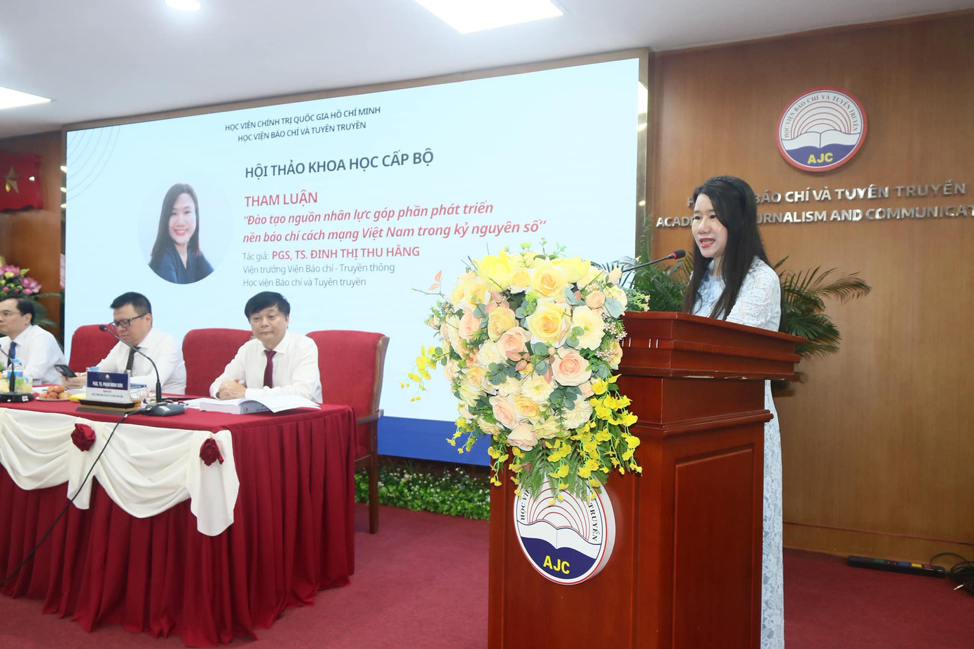 PGS.TS Đinh Thị Thu Hằng chia sẻ thông điệp với thí sinh: “Nếu thực sự yêu thích báo chí, hãy lựa chọn nó bằng tất cả đam mê”