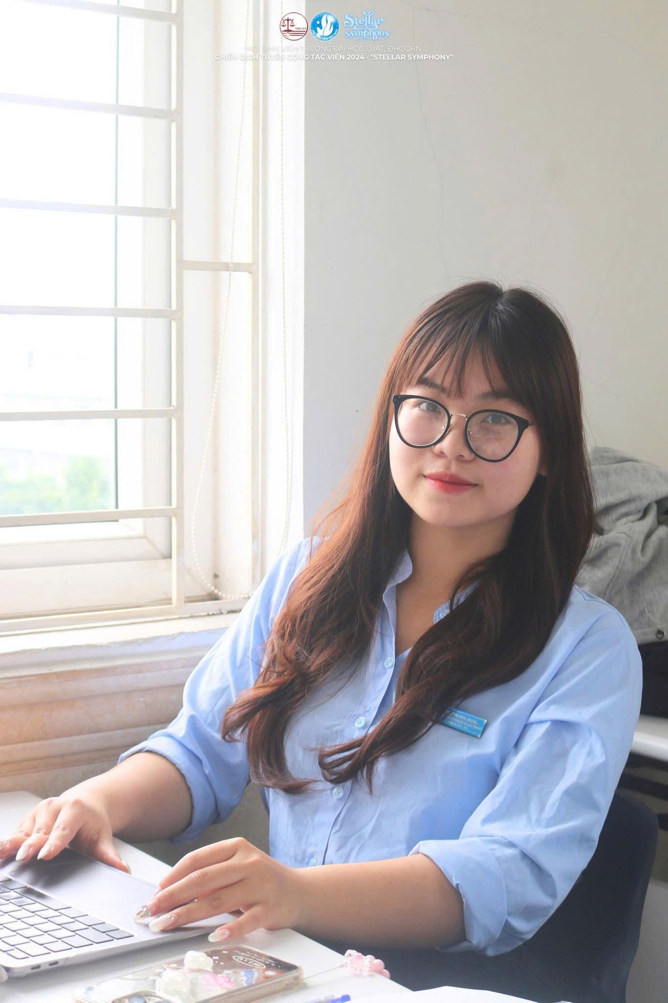 Giữa nhiều ngã rẽ, Phương Dung chọn theo đuổi ngành luật như một bước chuẩn bị cho hành trình phụng sự xã hội. Giữa nhiều ngã rẽ, Phương Dung chọn theo đuổi ngành luật như một bước chuẩn bị cho hành trình phụng sự xã hội.