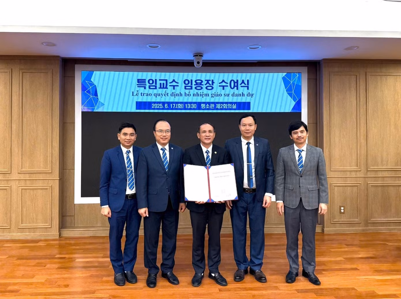GS.TS Nguyễn Trung Việt – Hiệu trưởng trường Đại học Thủy lợi cùng đoàn công tác tại Đại học Keimyung, Hàn Quốc. GS.TS Nguyễn Trung Việt – Hiệu trưởng trường Đại học Thủy lợi cùng đoàn công tác tại Đại học Keimyung, Hàn Quốc.