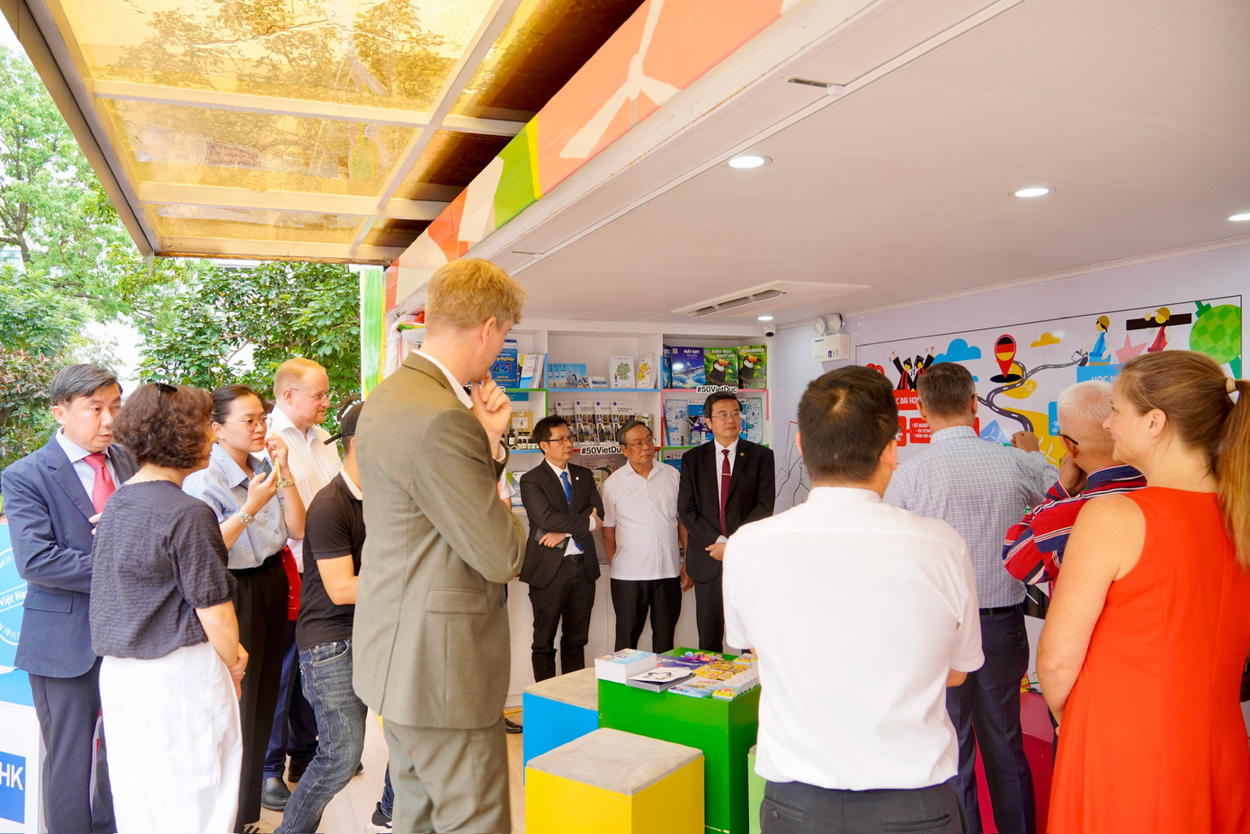 Các đại biểu tham quan trên chuyến xe hướng nghiệp Đức “mang triệu ước mơ”. Các đại biểu tham quan trên chuyến xe hướng nghiệp Đức “mang triệu ước mơ”.