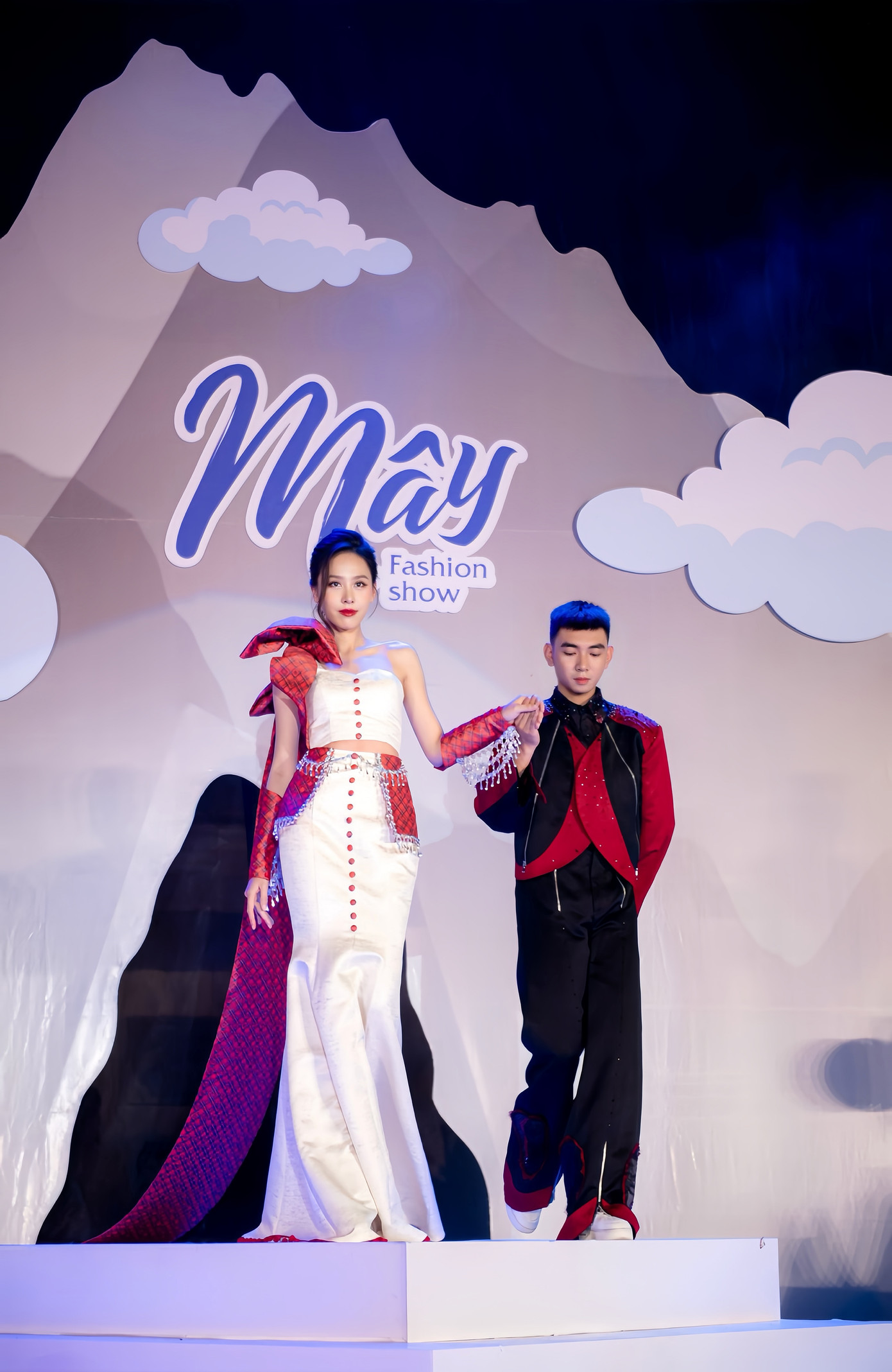 Nguyễn Anh Tuấn không ngừng khám phá và sáng tạo để truyền tải câu chuyện văn hóa Việt qua từng thiết kế. Nguyễn Anh Tuấn không ngừng khám phá và sáng tạo để truyền tải câu chuyện văn hóa Việt qua từng thiết kế.