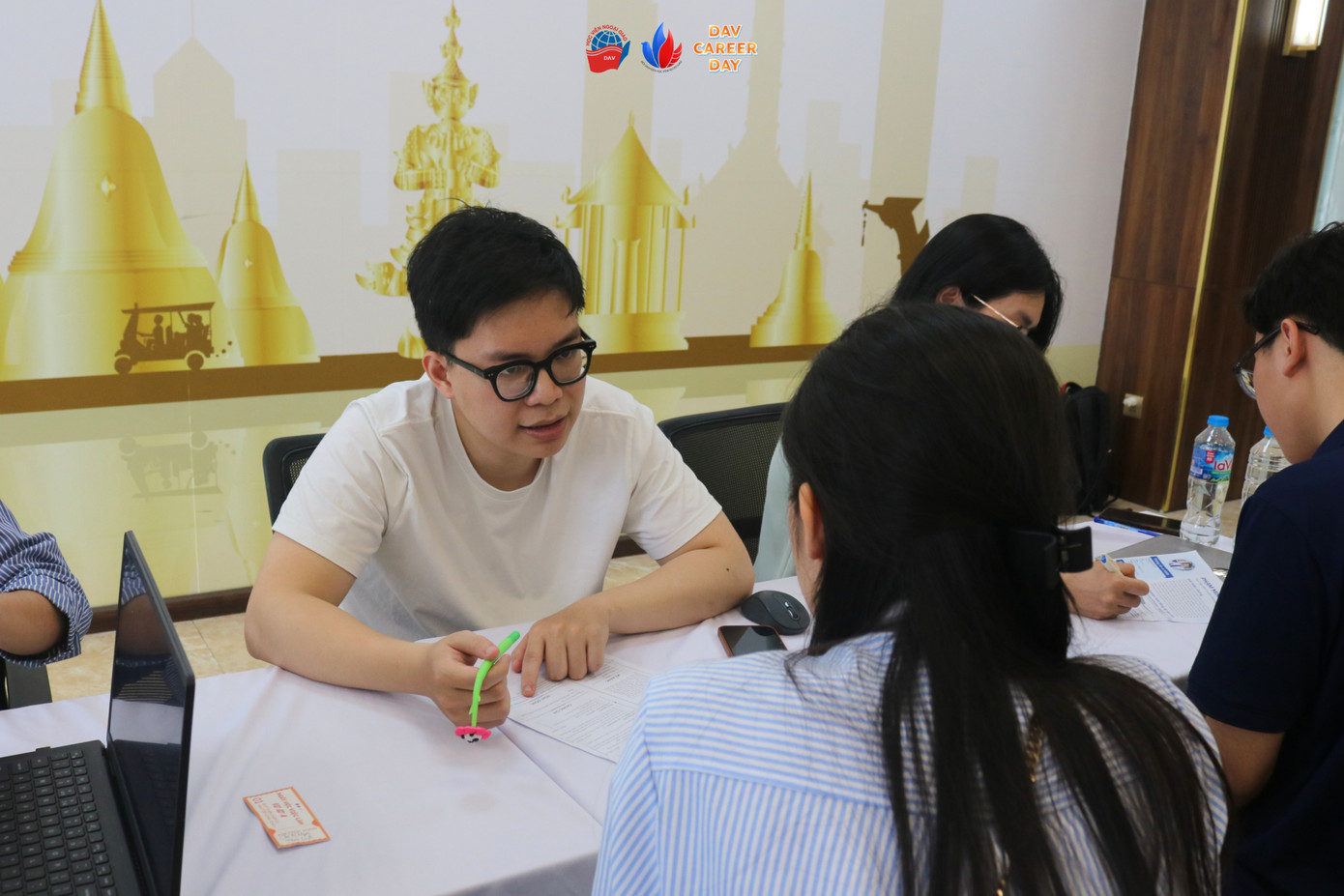 Sinh viên tham gia hoạt động chấm chữa CV 1:1 cùng Nhà Bảo trợ chuyên môn. Sinh viên tham gia hoạt động chấm chữa CV 1:1 cùng Nhà Bảo trợ chuyên môn.