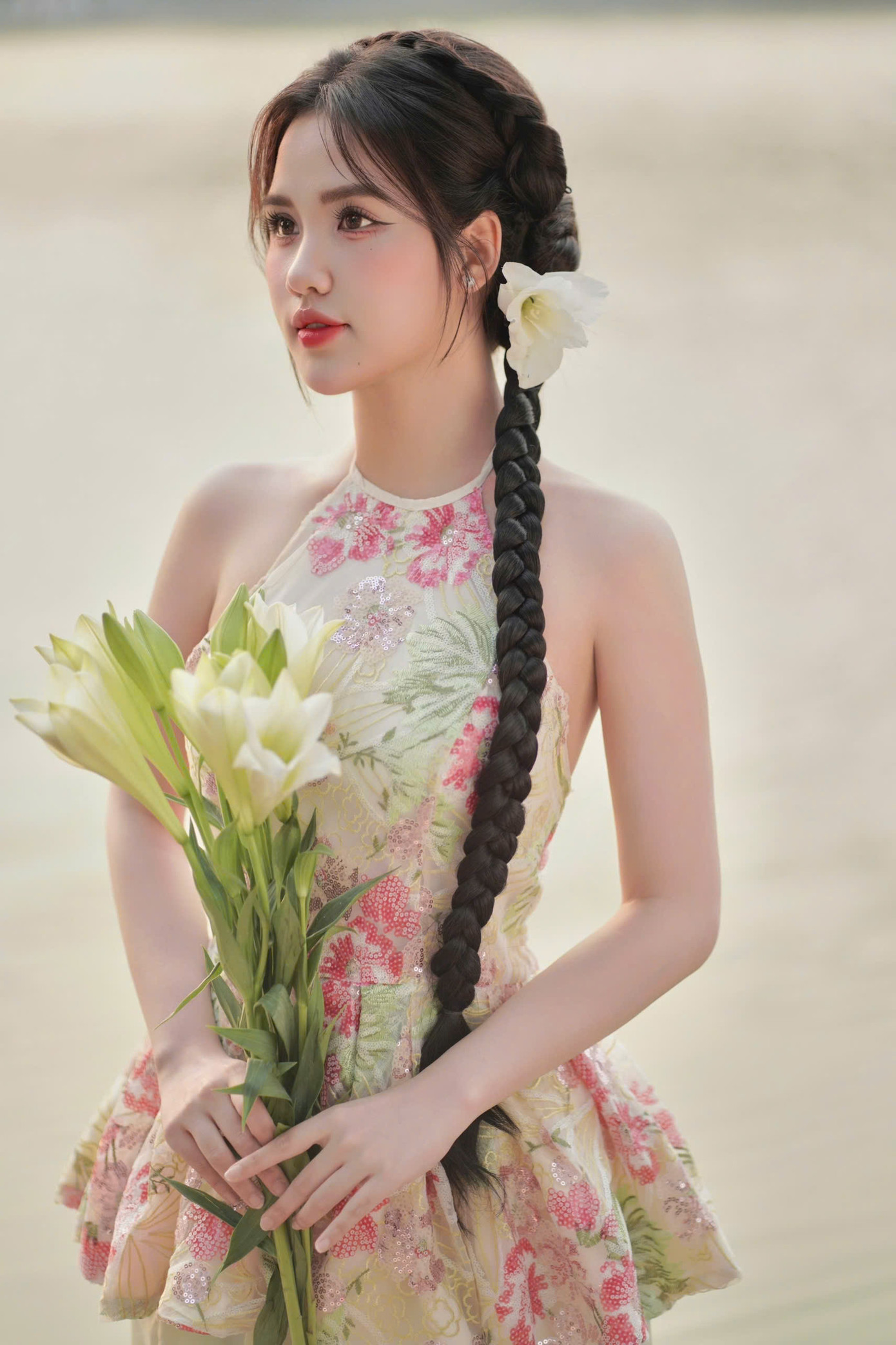 Thảo Nguyên tự tin khoe dáng trong thiết kế áo dài cách tân, đại diện cho vẻ đẹp người phụ nữ Việt Nam thời đại mới.