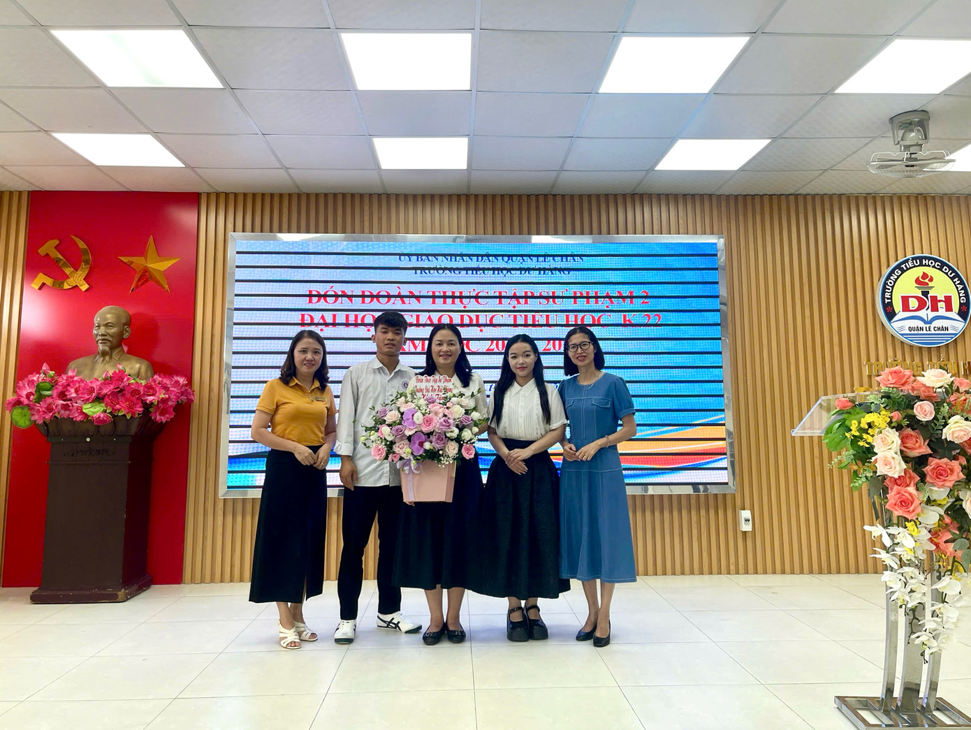 Hồng Vân là Trưởng đoàn thực tập Sư phạm 2 năm 2024 tại trường Tiểu học Dư Hàng. Hồng Vân là Trưởng đoàn thực tập Sư phạm 2 năm 2024 tại trường Tiểu học Dư Hàng.