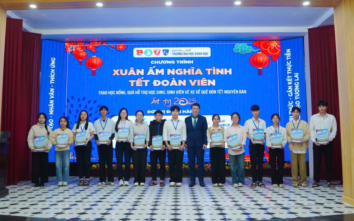 Trao học bổng học sinh, sinh viên vượt khó nhưng có thành tích học tập tốt. Trao học bổng học sinh, sinh viên vượt khó nhưng có thành tích học tập tốt.