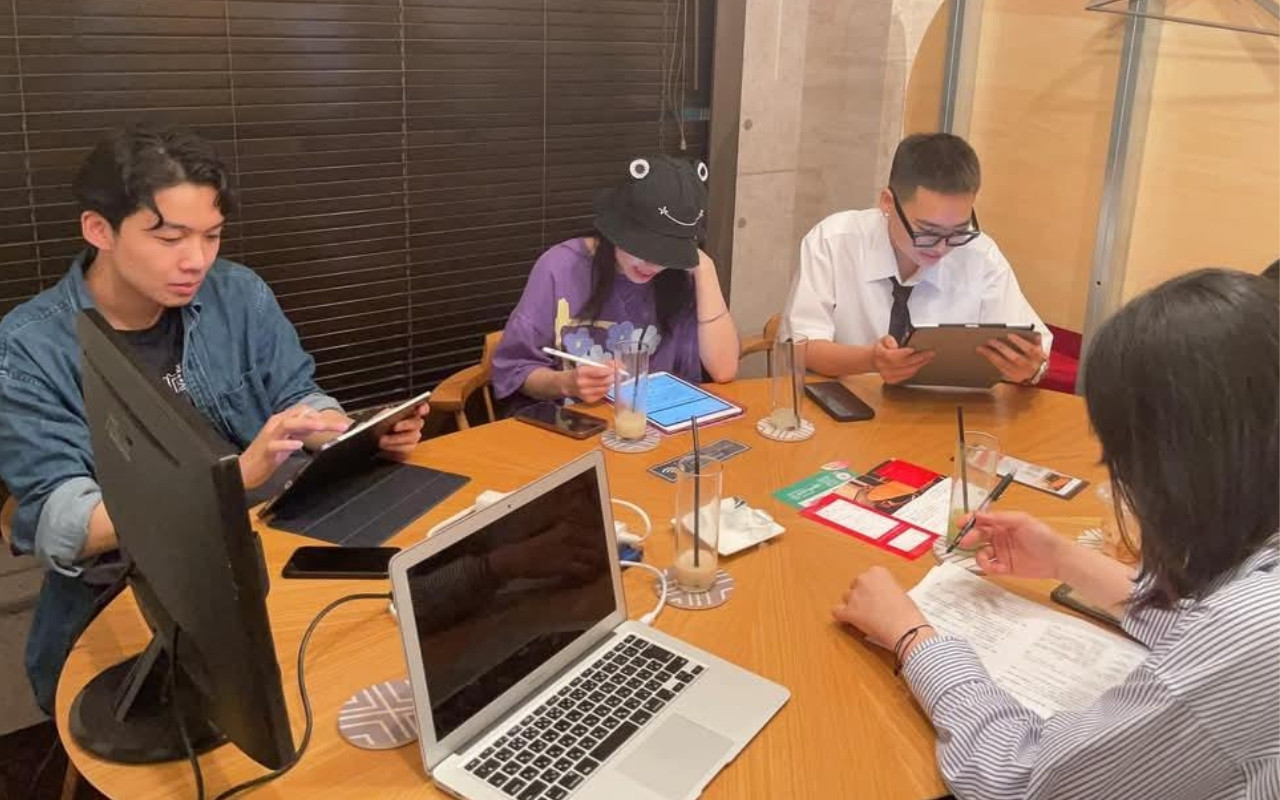 Xuân Thi (ngoài cùng bên trái) và các bạn trong một buổi luyện thi EJU. Xuân Thi (ngoài cùng bên trái) và các bạn trong một buổi luyện thi EJU.