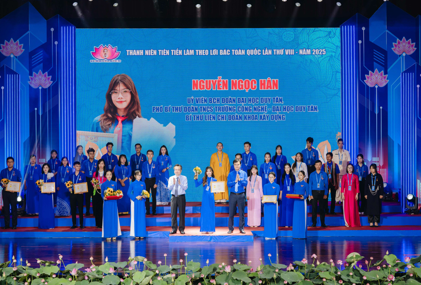 Ngọc Hân vinh dự khi là thanh niên sinh viên tiêu biểu được tuyên dương “Thanh niên tiên tiến làm theo lời Bác toàn quốc” năm 2025. Ngọc Hân vinh dự khi là thanh niên sinh viên tiêu biểu được tuyên dương “Thanh niên tiên tiến làm theo lời Bác toàn quốc” năm 2025.