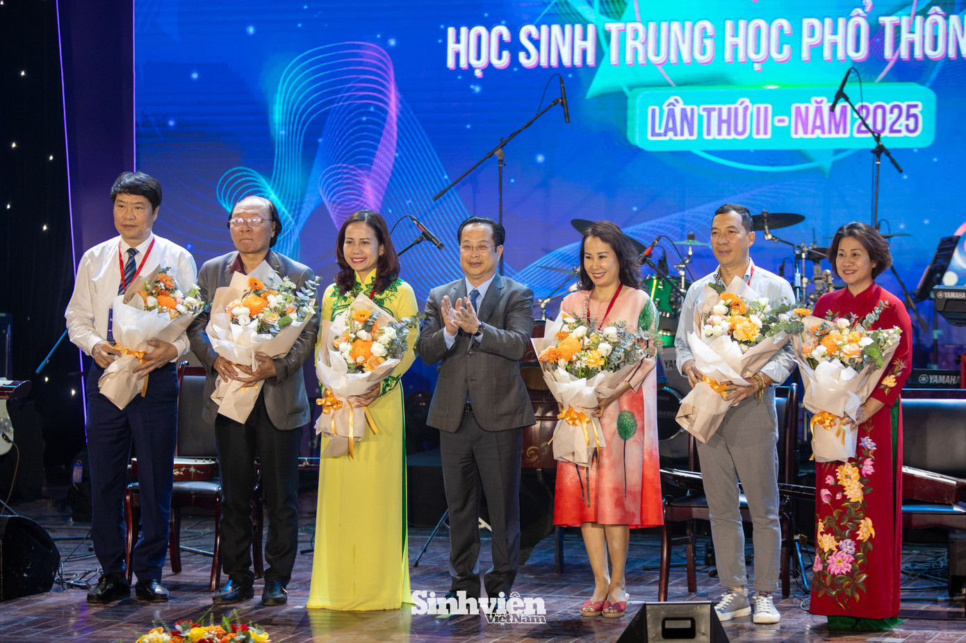 Giám đốc Sở GD&amp;ĐT Hà Nội tặng hoa các thành viên Ban Giám khảo cuộc thi.