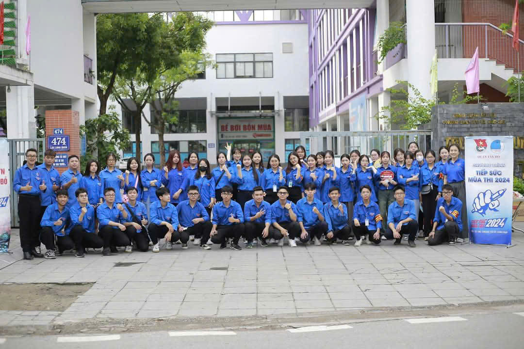 Đình Bình cùng các Tình nguyện viên trong hoạt động tiếp sức mùa thi 2024.