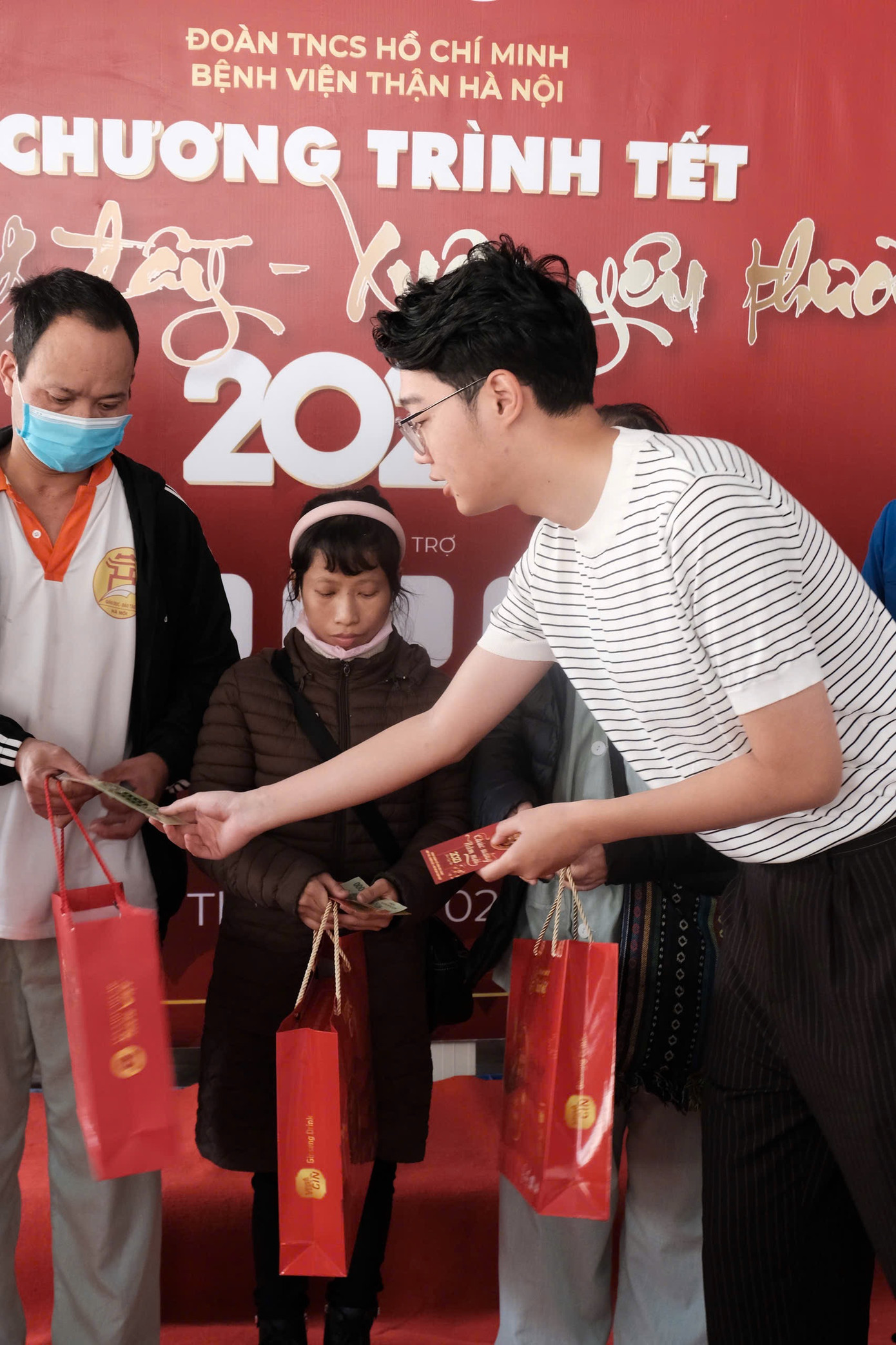 Thiện nguyện không chỉ là hành động cho đi mà còn là hành trình nhận lại những yêu thương. Thiện nguyện không chỉ là hành động cho đi mà còn là hành trình nhận lại những yêu thương.