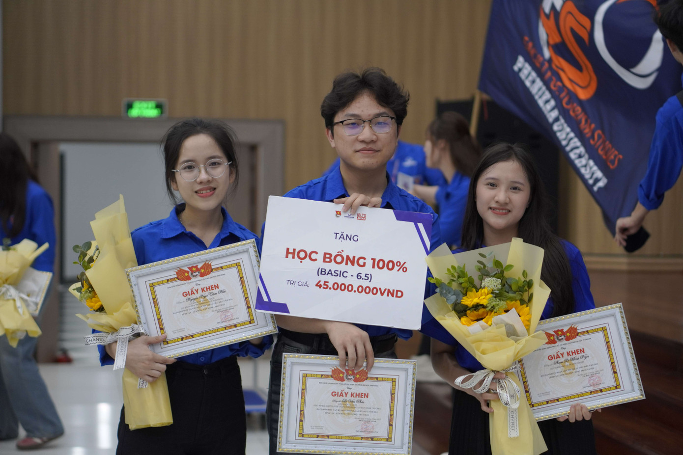 Phúc tự hào nhận học bổng IELTS toàn phần trị giá 45 triệu đồng thành quả của sự nỗ lực không ngừng. Phúc tự hào nhận học bổng IELTS toàn phần trị giá 45 triệu đồng thành quả của sự nỗ lực không ngừng.