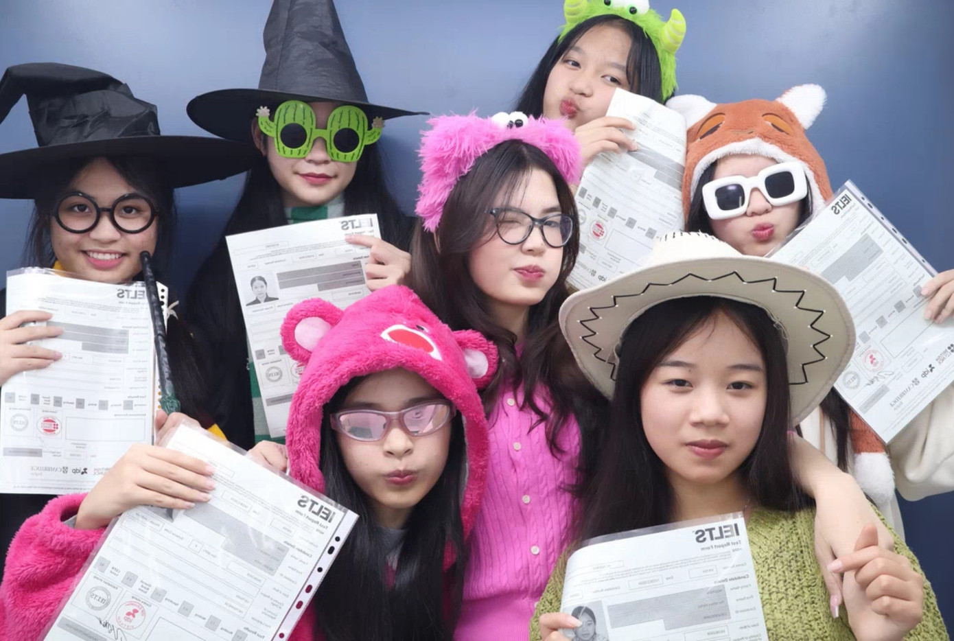 Nguyệt Minh cùng các học viên của mình "flex" thành quả xứng đáng. Nguyệt Minh cùng các học viên của mình "flex" thành quả xứng đáng.