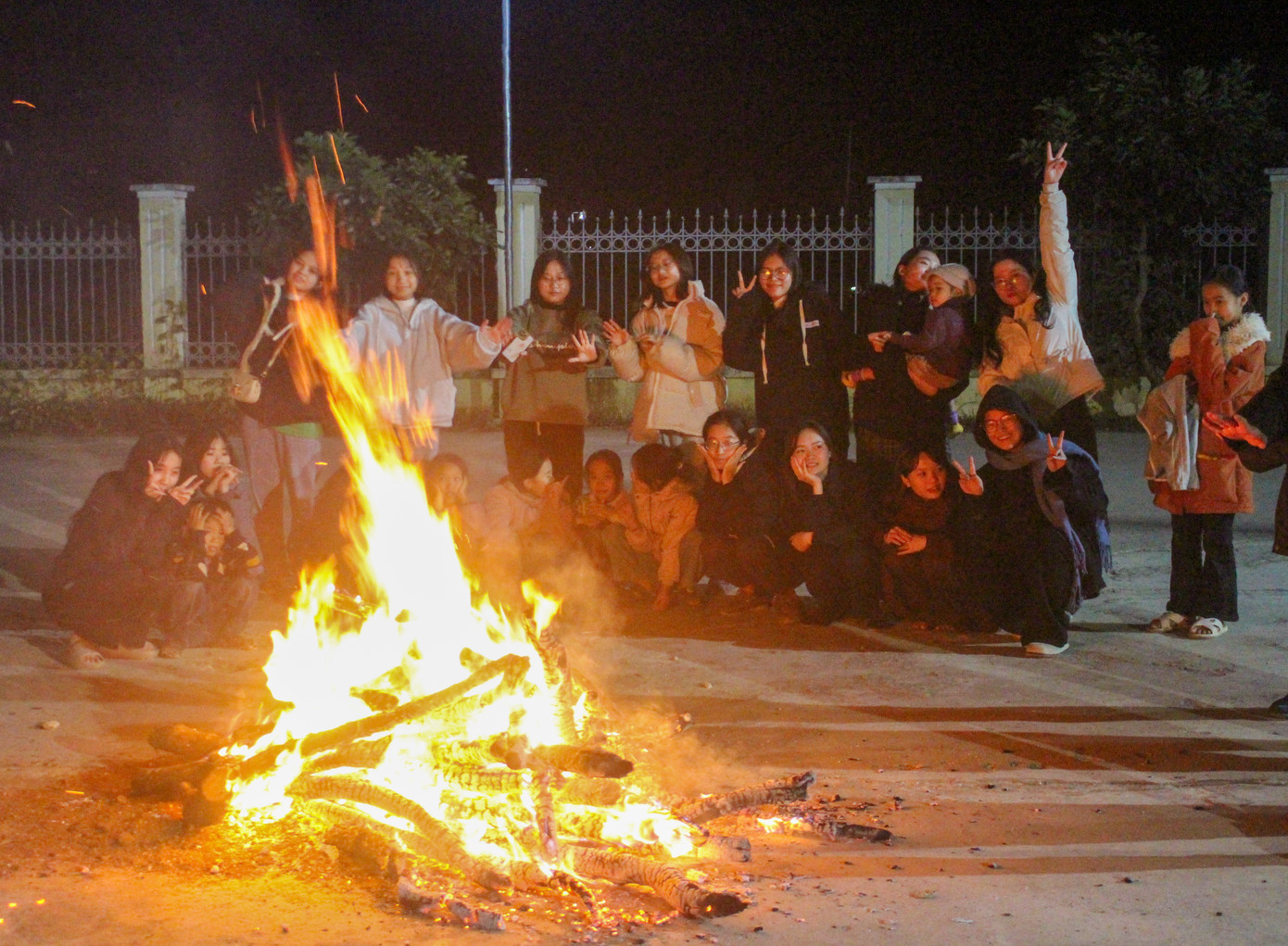 Đội sinh viên làm Công tác xã hội tổ chức hoạt động đốt lửa trại. Đội sinh viên làm Công tác xã hội tổ chức hoạt động đốt lửa trại.