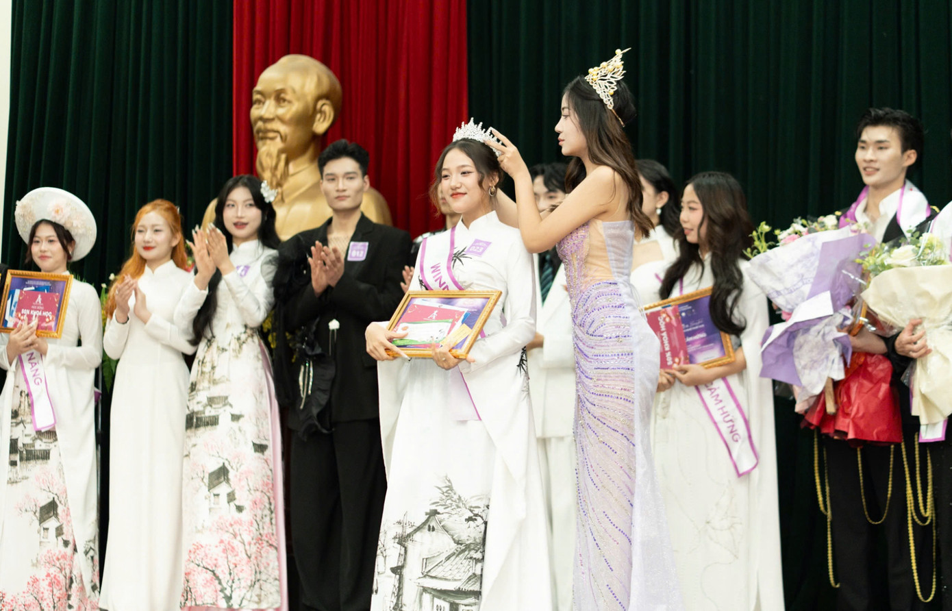 Giây phút nữ sinh Học viện Âm nhạc Quốc gia Việt Nam đăng quang Hoa khôi “Tài sắc Sinh viên Văn hóa Nghệ thuật”. Giây phút nữ sinh Học viện Âm nhạc Quốc gia Việt Nam đăng quang Hoa khôi “Tài sắc Sinh viên Văn hóa Nghệ thuật”.