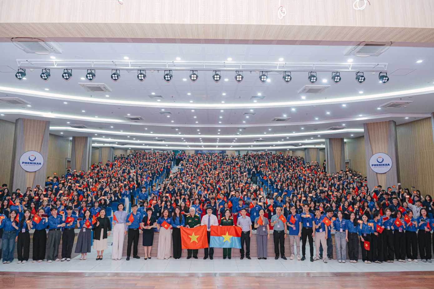 Không gian hội trường rực sáng trong sắc cờ đỏ, tạo nên khung cảnh thiêng liêng và trang nghiêm của đêm tri ân. Không gian hội trường rực sáng trong sắc cờ đỏ, tạo nên khung cảnh thiêng liêng và trang nghiêm của đêm tri ân.