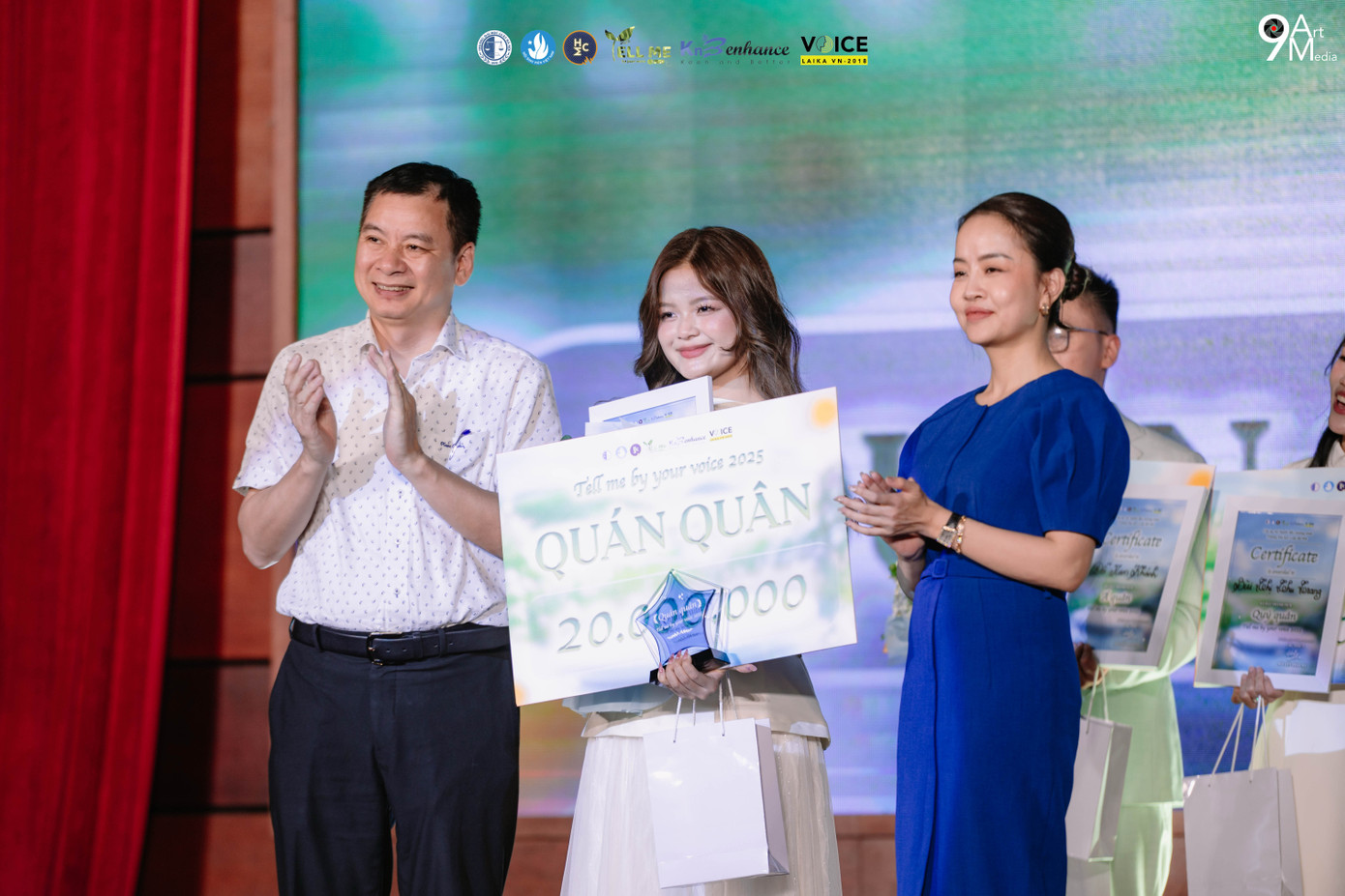 Khoảnh khắc nữ sinh trường Báo giành ngôi vị cao nhất trong cuộc thi phát thanh “Tell me by your voice”. Khoảnh khắc nữ sinh trường Báo giành ngôi vị cao nhất trong cuộc thi phát thanh “Tell me by your voice”.