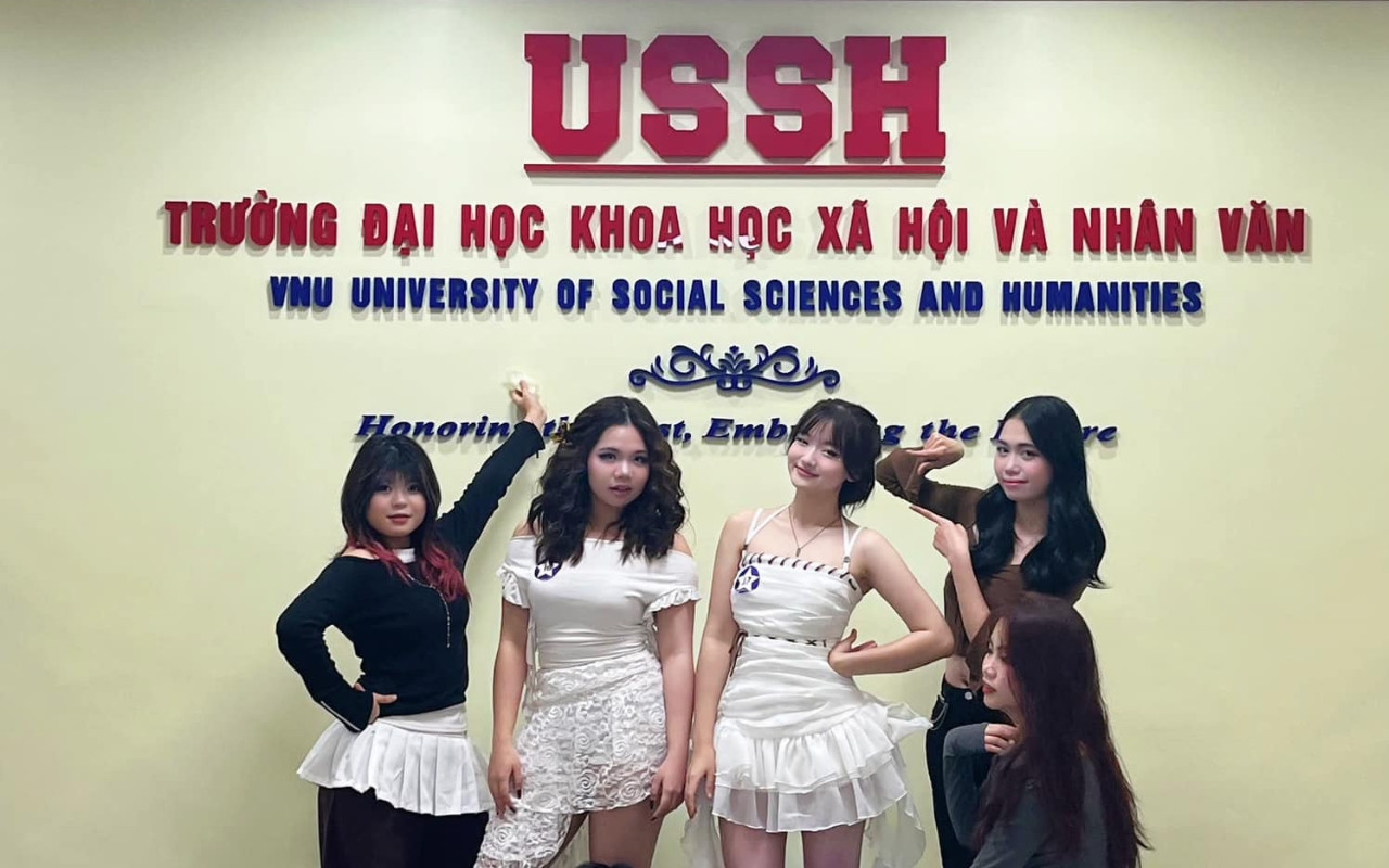 Thuỷ Tiên và Thuỳ Linh tại vòng thi Bán kết vào tháng 2/2025.