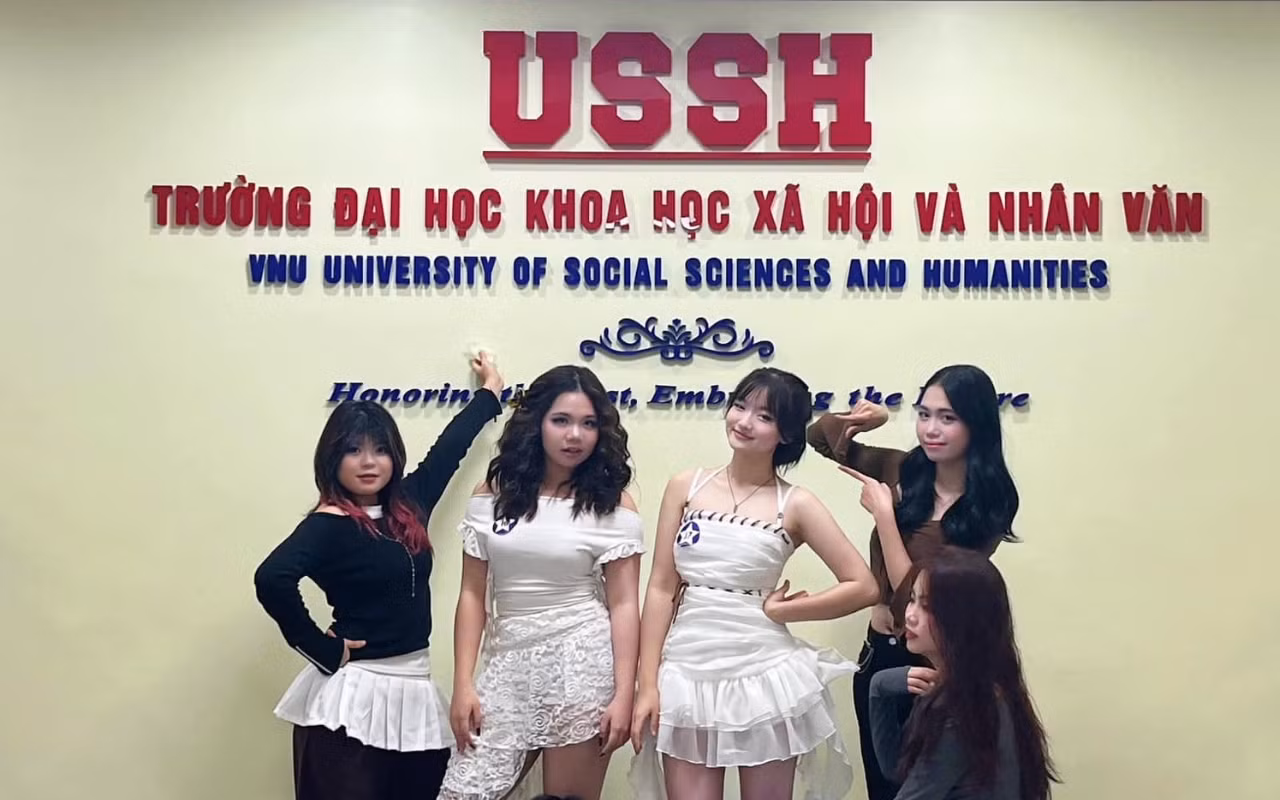 Thuỷ Tiên và Thuỳ Linh tại vòng thi Bán kết vào tháng 2/2025.