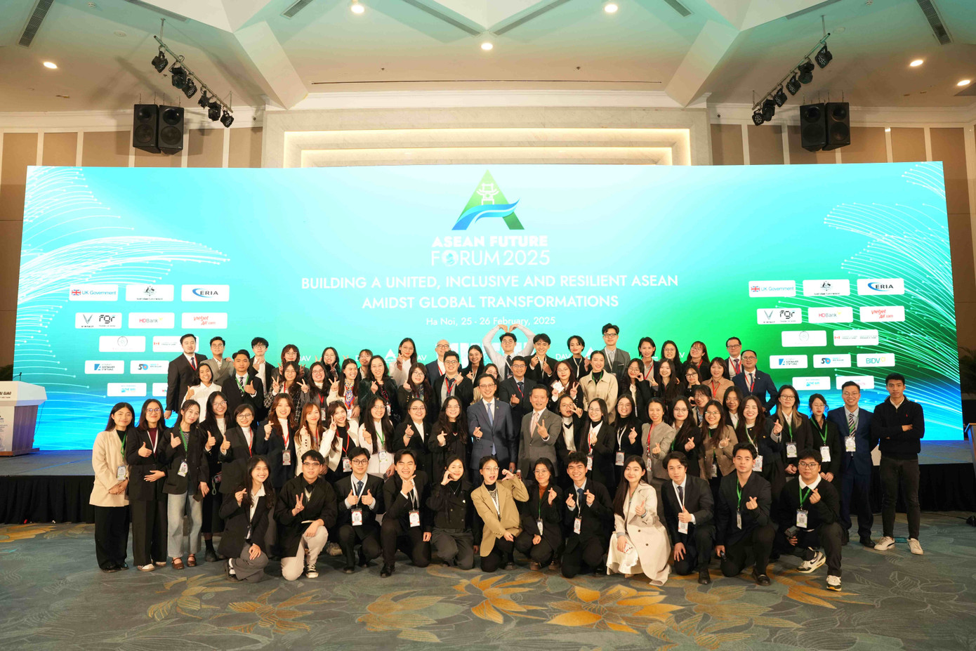 TNV chụp ảnh cùng Thứ trưởng Bộ Ngoại giao Đỗ Hùng Việt, Quyền Giám đốc Học viện Ngoại giao Nguyễn Hùng Sơn và BTC. TNV chụp ảnh cùng Thứ trưởng Bộ Ngoại giao Đỗ Hùng Việt, Quyền Giám đốc Học viện Ngoại giao Nguyễn Hùng Sơn và BTC.