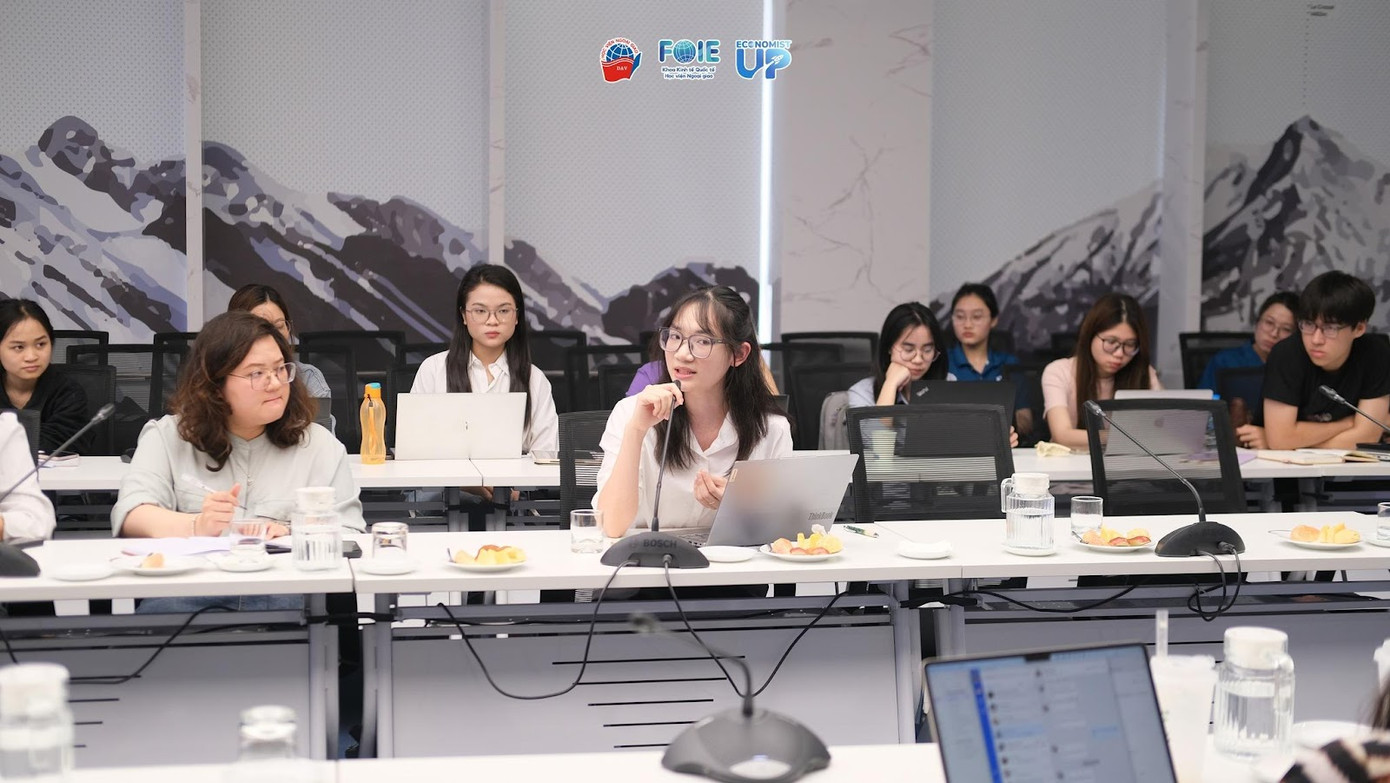 Sinh viên Khoa Kinh tế quốc tế trình bày tại Hội thảo Khoa học quốc gia.