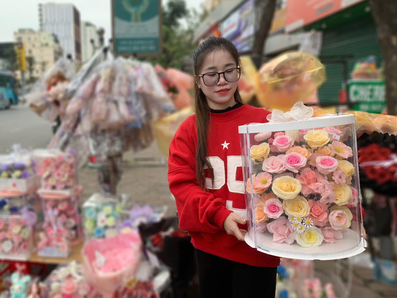 “Một món quà không cần đắt tiền, nhưng nếu xuất phát từ trái tim thì chắc chắn sẽ khiến người nhận cảm thấy hạnh phúc” – Chị Thúy Nụ bày tỏ.