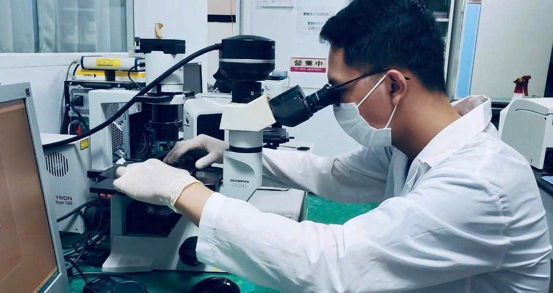 Thầy giáo trẻ dành phần lớn thời gian nghiên cứu. Thầy giáo trẻ dành phần lớn thời gian nghiên cứu.