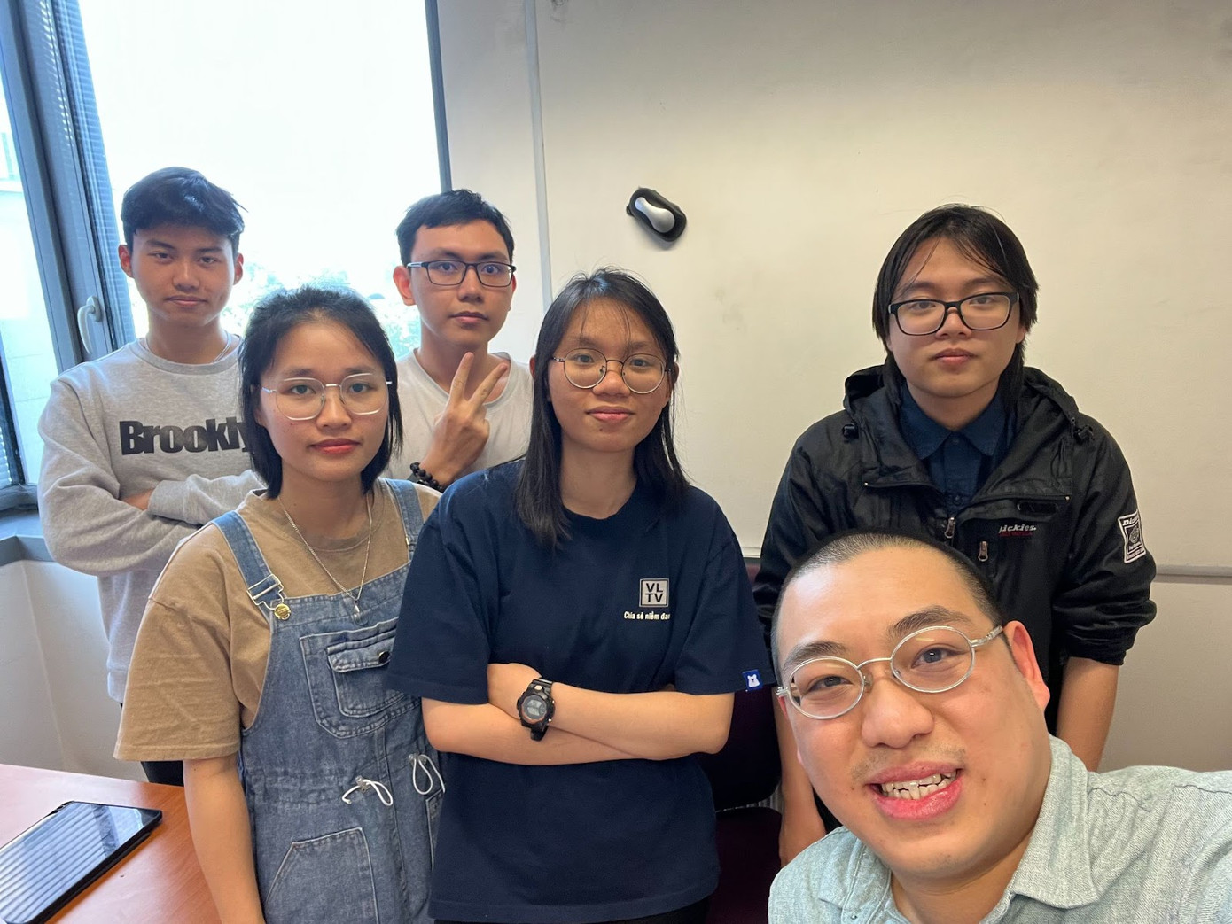 Phú Huy cùng với các cựu sinh viên ngành Khoa học vũ trụ và Công nghệ vệ tinh (USTH) tại phòng thí nghiệm Vật lý hạt thiên văn và Vũ trụ học - Đại học Paris Cité (Pháp). Phú Huy cùng với các cựu sinh viên ngành Khoa học vũ trụ và Công nghệ vệ tinh (USTH) tại phòng thí nghiệm Vật lý hạt thiên văn và Vũ trụ học - Đại học Paris Cité (Pháp).