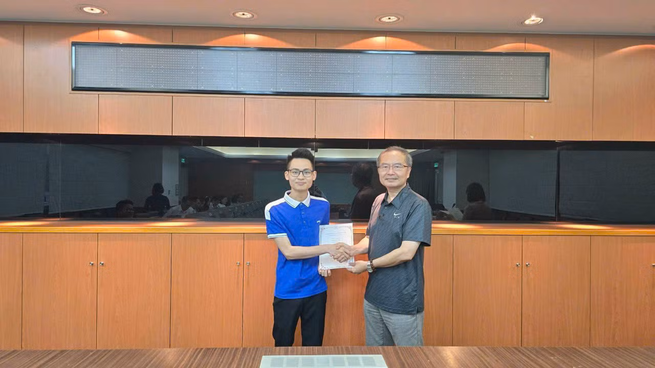 Thành An trong khoảnh khắc tự hào nhận bằng chứng nhận từ chương trình trao đổi tại Đài Loan. Thành An trong khoảnh khắc tự hào nhận bằng chứng nhận từ chương trình trao đổi tại Đài Loan.