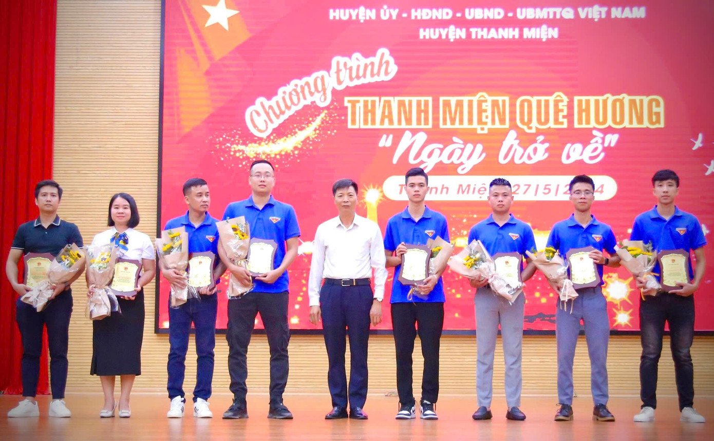 Văn Hoàng nhận Giấy khen tại tỉnh Hải Dương. Văn Hoàng nhận Giấy khen tại tỉnh Hải Dương.