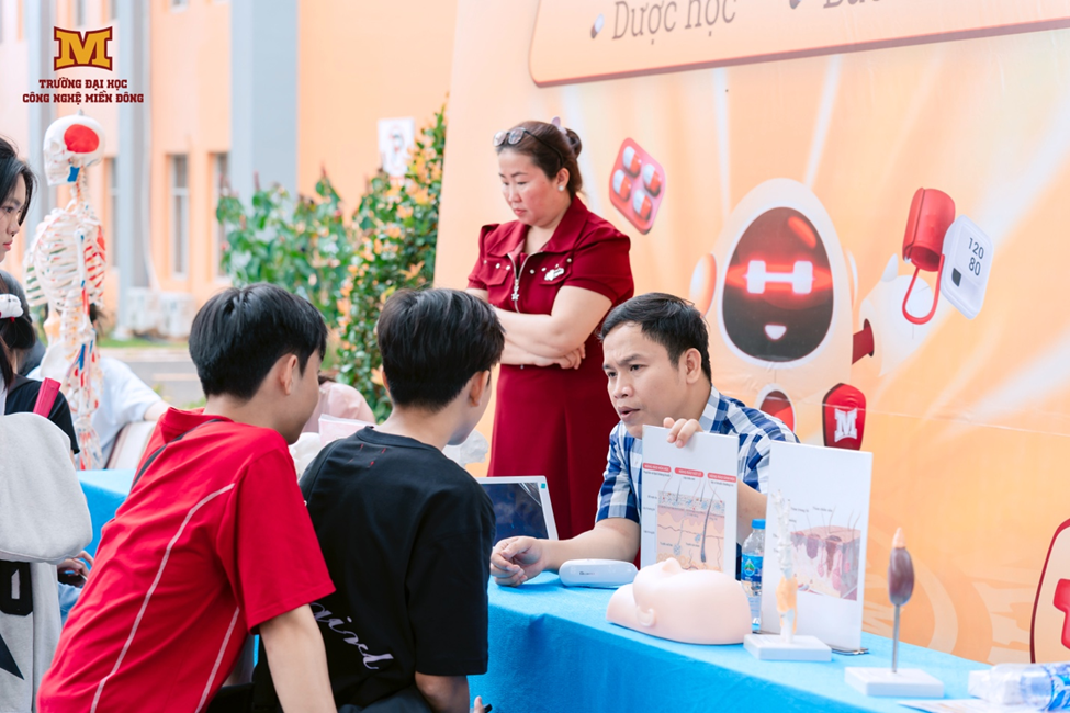 Gian hàng tư vấn tại các Khoa thuộc trường.